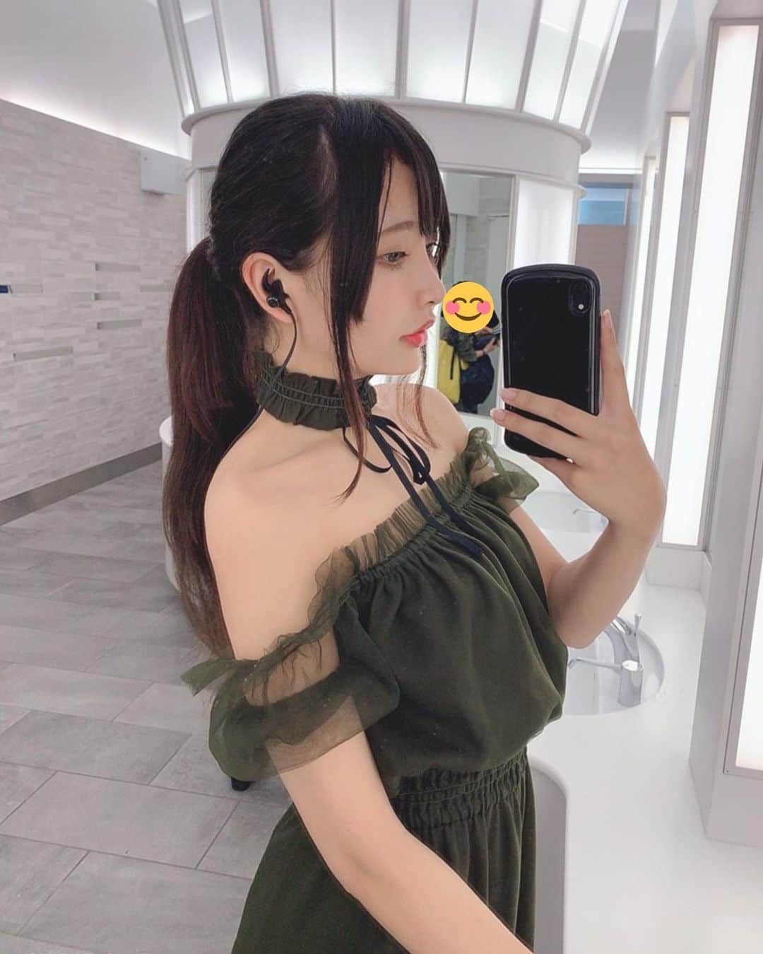 橋本ひかりのインスタグラム：「こないだのポニーテール🐎 エクステ長すぎたなぁ…。 グラビア的には付ける前の長さが1番撮りやすいんだけどね😭 撮影会の時はメイクも撮影用だし、ネイルもなるべくしないようにしてるよ〜😊 . . #グラドル #グラビアアイドル #model #ポニーテール #eatme #シールエクステ #japanesegirl #橋本ひかり#女子大生」