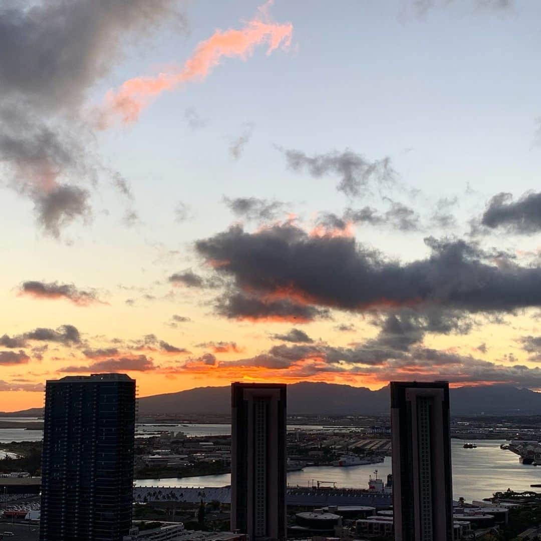 吉田美紀さんのインスタグラム写真 - (吉田美紀Instagram)「・ ・ 気がついたら1ヶ月以上が経過していたけれど ハワイに来てこんなにゆっくりサンセットを見たのは この滞在では初めてでした✨ ・ 沈みゆく太陽。 どの時間帯もそれぞれ素敵˚⁎⁺˳✧༚ ・ ・ #hawaii #sunset #ハワイ #ハワイステイ #サンセット #夕日」7月18日 20時55分 - miki__yoshida