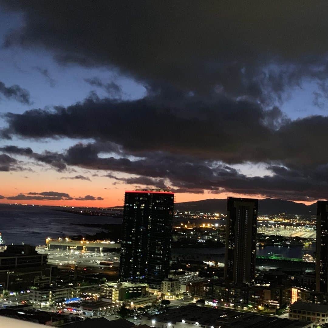 吉田美紀さんのインスタグラム写真 - (吉田美紀Instagram)「・ ・ 気がついたら1ヶ月以上が経過していたけれど ハワイに来てこんなにゆっくりサンセットを見たのは この滞在では初めてでした✨ ・ 沈みゆく太陽。 どの時間帯もそれぞれ素敵˚⁎⁺˳✧༚ ・ ・ #hawaii #sunset #ハワイ #ハワイステイ #サンセット #夕日」7月18日 20時55分 - miki__yoshida