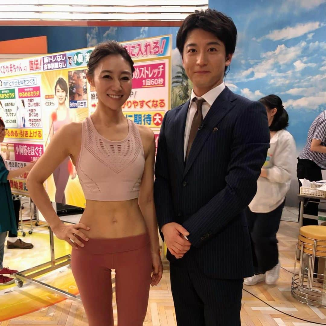 村田友美子さんのインスタグラム写真 - (村田友美子Instagram)「ビビットをご覧下さった皆様ありがとうございました😆  ゆるめて引き上げることが大事だと私なりに伝える事ができました。  昨日昼ごはんにハンバーガー🍔夜はお祝いでフルコースを残さず頂いたので朝から超快便で今朝のくびれは絶好調でした♥️ 嘘じゃないんです。私は前日にたくさん食べたほうが翌朝のくびれが本当に調子よくなります。 パンケーキ山盛りとかではないですよ。  あまり食べないとあばらがでたりきれいな曲線ができないのです。  生放送も少しだけ慣れてはきたもののやはり緊張😅 でも本当ーにみなさん優しいんです☺️ 姿勢大事だよねとかこのメソッド凄いねーとか和ませと下さるんです😭  私もリラックス出来たのはみなさんの助けがあったからこそ🥺  司会の山本アナ、ご挨拶したときに私めちゃくちゃ笑顔でほほえんで今日はよろしくお願いします〜😊と言ったのですが、厳しそうですねって😳😳😳 え？なんで？って聞いたらなんとなく、、、って。笑 ばれてる🤣🤣🤣見透かされてる😂😂😂 よく生徒さんにもこわがられる私ですが、心の底から叫びたい‼️ 身体変わってほしいのよー🔥🔥🔥 ⭐️7月25日1340〜初めての方向けのワークショップを追加しました。 ご参加お待ちしております🤩  #ビビット #TBS #真矢さん超キレイでした #国分さんはめちゃ気さく #テリーさんはすごい優しい #谷本さんも美人 #急にふられて時々あたふた #小胸筋は本当に痛い #お尻ストレッチ新作 #ゆるめることが痩せるには一番の近道 #引き上げは難しいけどできるようになれば最強ボディ #おならを頭の上からだす発言 #口からでもいいんですか？って聞かれてどちらでもいいですよとか冷静に答える #帰ってきた子供たちにテレビ見せたら笑顔が嘘っぽいだの湿疹が汚いだの散々母ちゃん #湿疹が治らなくて #泣きそう #汚くてすみません #忙しい問題 #とにかく姿勢改善 #骨盤底筋が本当ーに大事 #快便なら #yumicorebody」7月18日 20時55分 - yumicorebody