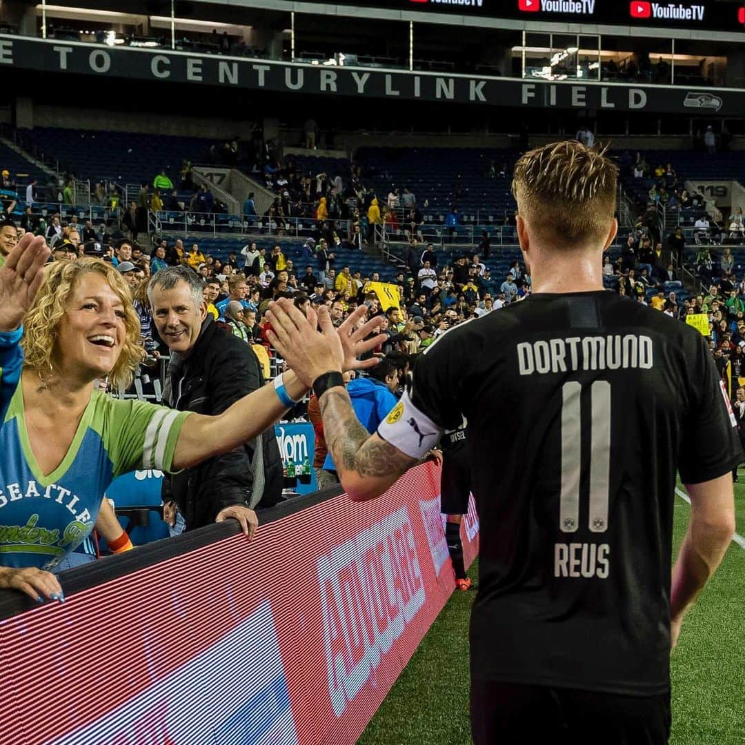 ボルシア・ドルトムントさんのインスタグラム写真 - (ボルシア・ドルトムントInstagram)「✏️ Time for fans! 📸 #bvbsea #bvbusa #fans #borussiadortmund #seattlesounders #marcoreus #axelwitsel #matshummels #usa #seattle」7月18日 20時56分 - bvb09