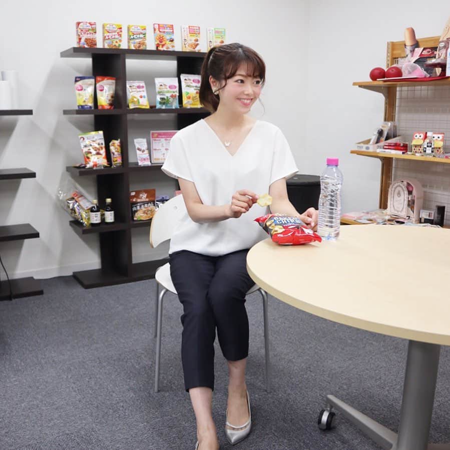 のインスタグラム：「オフィスでのおやつタイム🍪✨ . 最近は、とあることの実現の為、 外回りの日々…💦 足が痛すぎてペタンコ靴購入！ 会社へ訪問する為、大好きなフリフリ服は控えてシンプルな服装にシフト！ . tops @uniqlo @uniqlo_ginza pants @plst_official shoes @dianashoespress . . 今日のお昼ごはん代わりは 気になっていた @ritzcrackers の新商品 「RITZ BAKED CHIPS」をコンビニで購入❣️❣️ もちろん、 #卵不使用 #乳製品不使用 #ナッツ不使用 です。 ※コンタミネーション🆖の方はご自身でご判断ください。 スワイプ④枚目に原材料表示を載せています😌 . ローストオニオンパウダーと黒こしょうが効いているので、 お酒のおつまみにも良いかも🙆‍♀️💕 あぁ〜 余計にお腹が空いてきてしまった…😵🤤😱💦 . . #coordinate #fashion #ootd #オフィスコーデ #uniqloginza2019ss #plst #プラステ #dianashoes #ritz #ritzbakedchips #卵アレルギー #乳製品アレルギー #山芋アレルギー #ナッツアレルギー #食物アレルギー #アレルギー #大人の食物アレルギー #アレルギーナビゲーター #foodallergy #foodallergies #allergynavigater #食物アレルギー_お菓子 . "とあることの実現"について。 楽しみにしていていただけると嬉しいです㊙️✨」