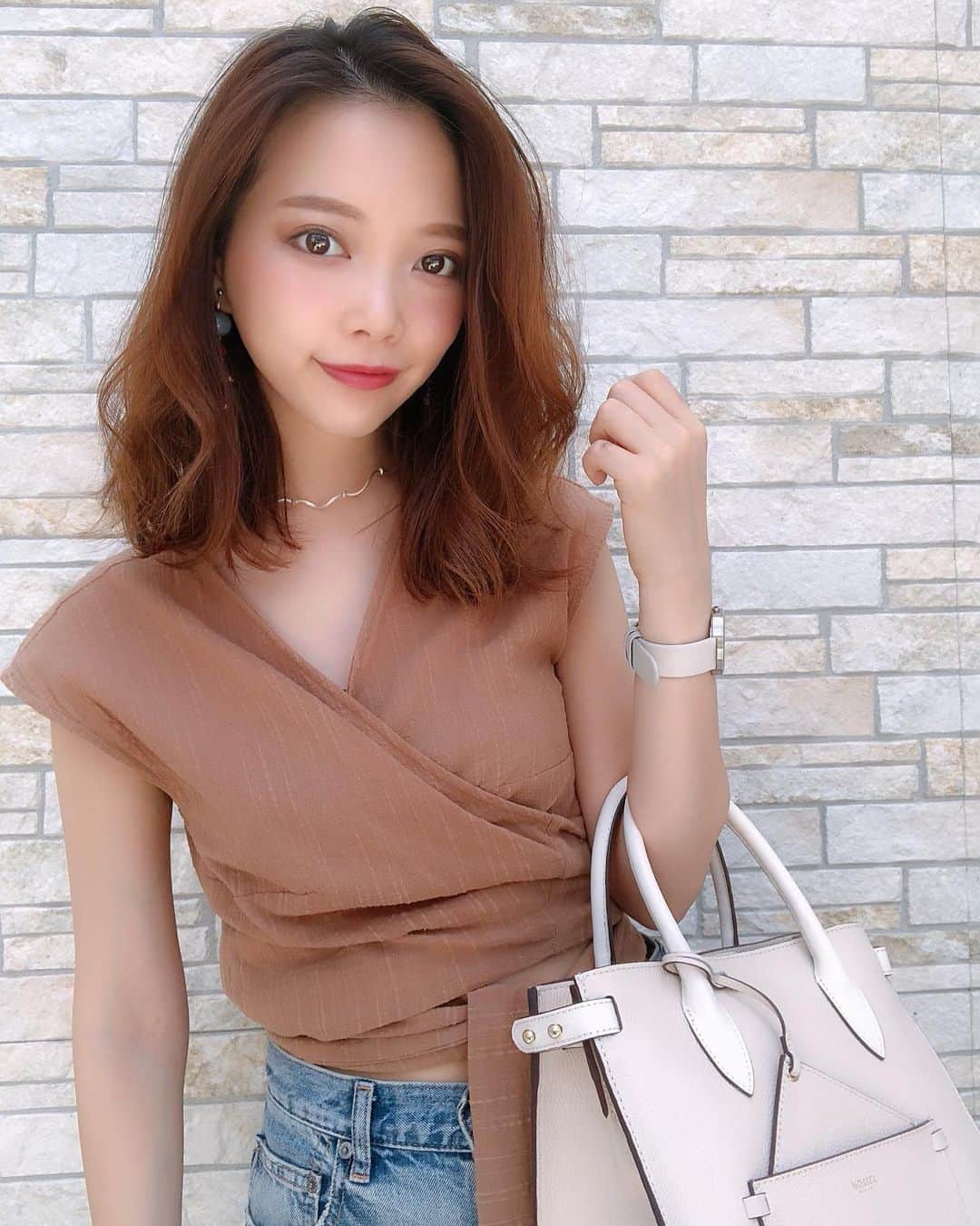 のインスタグラム：「♡ _  _  最近げっとしたMOSSELのバッグ👜🐥❤️ @mosselnewyork  _  _  形もサイズ感も色もドンピシャ😮💓！笑  _  ホワイト選んでんけど 真っ白じゃない所も🙆‍♀️⭕️ _  _  MOSSELのアクセサリーも可愛くて、 ネックレスも買ったからまたアップしよ☺️💓 _  _  _ ♡  #mosselny #mosselnewyork #モシェルニューヨーク #モシェル」