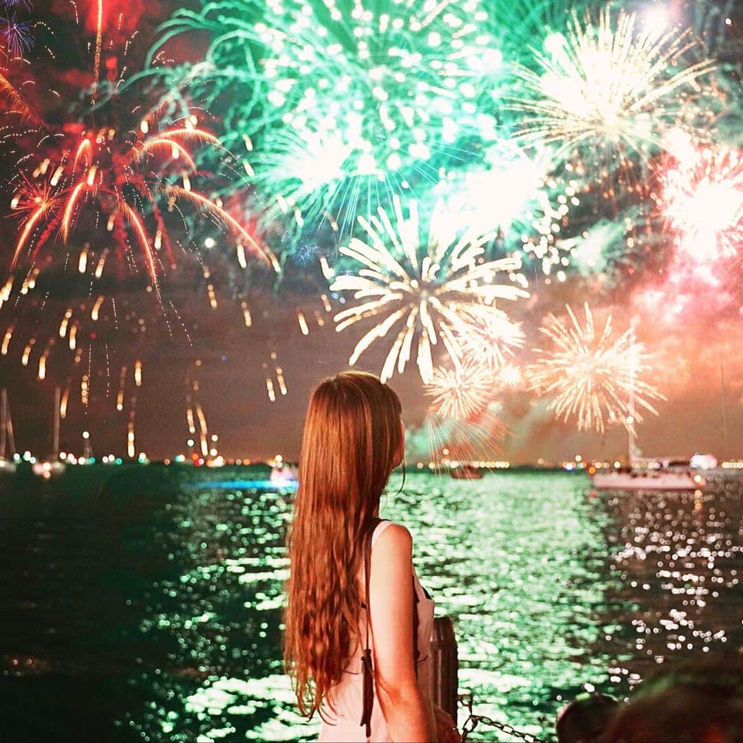 wacameraのインスタグラム：「Navy pier fireworks. It was very beautiful. I had a great time🎆 シカゴ、ミシガン湖に突き出た海軍埠頭、Navy pier。今回のツアーのために先端の特等席を確保してもらっていたため楽しく花火撮影ができました。三脚を持ってなかったため手持ちだったけど、モデルになってくれた @_hikari_____ さん、本当にありがとう！ 6日間シカゴに滞在して思ったことがある。 シカゴはほぼ20〜30分の移動でいろいろなことが賄える。例えば街からちょっと泳ぎに行きたいな、と思えばミシガン湖に行けるし、花火を見るにも同じくらいだし、住んでいたらとても便利だろうなと思った。 膨大な写真が全く整理できてないので、ポロポロと投稿していきます、お付き合いください( ●´◡`● )  そして私はまた来週から渡航です。」