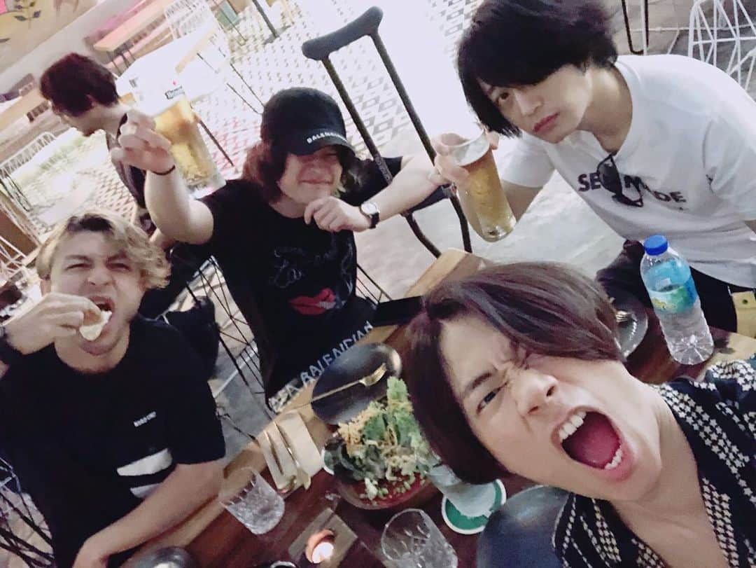 [ALEXANDROS]さんのインスタグラム写真 - ([ALEXANDROS]Instagram)「Setelah setahun dah berlalu, kami kini kembali lagi di Kuala Lumpur, dan persembahan kami akan bermula esok!﻿ ﻿ Jom kita berseronok malam ini!﻿ ﻿ Yoohei﻿ Hiro﻿ Masa﻿ Riad﻿ ROSE﻿ ﻿ Sedang makan sekarang﻿ ﻿ ﻿#alexandros  #sleeplessinkualalumpur ﻿ 明日、一年ぶりのKLライブ。﻿ 最高の夜にしましょう。﻿ ﻿ 洋平﻿ ひろ﻿ まー﻿ リアド﻿ ロゼ﻿ ﻿ 腹ごしらえ」7月18日 21時02分 - alexandros_official_insta