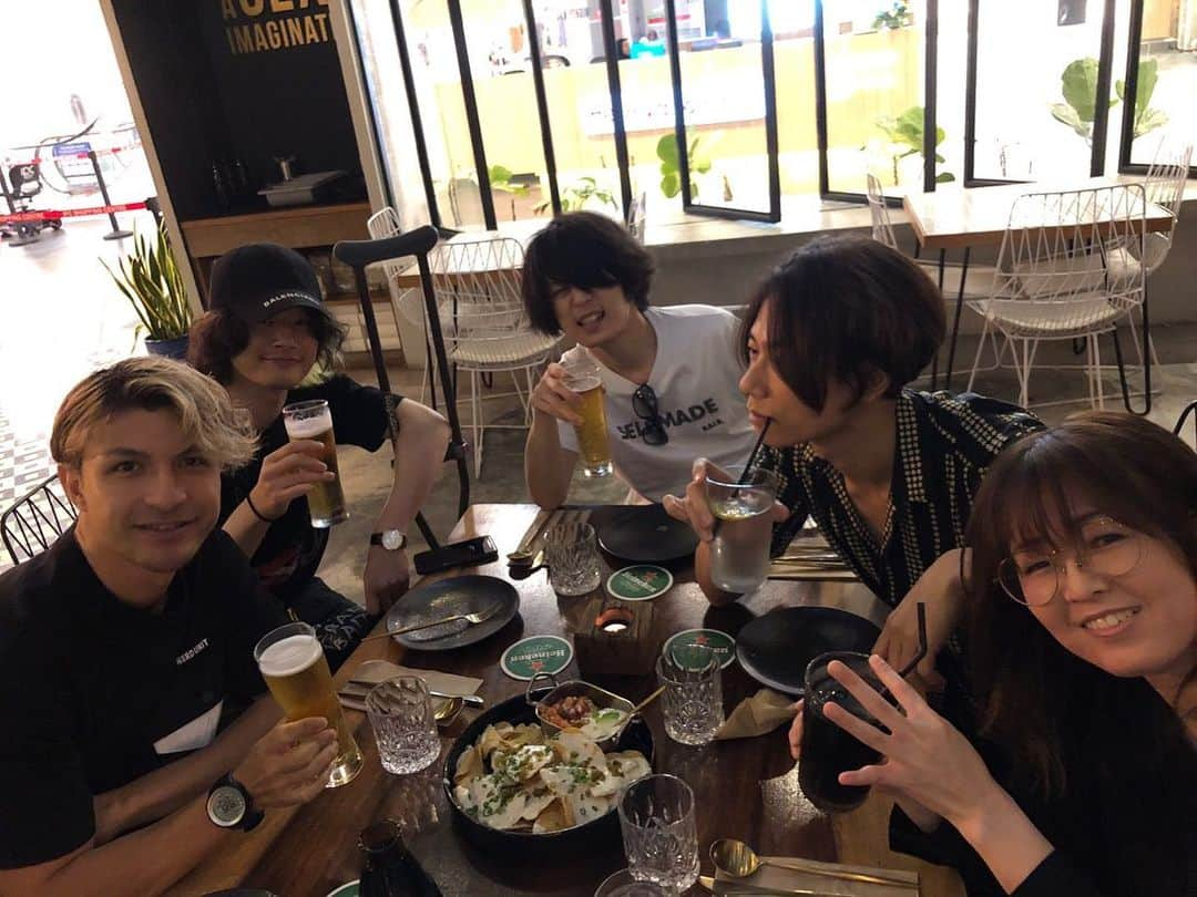 [ALEXANDROS]さんのインスタグラム写真 - ([ALEXANDROS]Instagram)「Setelah setahun dah berlalu, kami kini kembali lagi di Kuala Lumpur, dan persembahan kami akan bermula esok!﻿ ﻿ Jom kita berseronok malam ini!﻿ ﻿ Yoohei﻿ Hiro﻿ Masa﻿ Riad﻿ ROSE﻿ ﻿ Sedang makan sekarang﻿ ﻿ ﻿#alexandros  #sleeplessinkualalumpur ﻿ 明日、一年ぶりのKLライブ。﻿ 最高の夜にしましょう。﻿ ﻿ 洋平﻿ ひろ﻿ まー﻿ リアド﻿ ロゼ﻿ ﻿ 腹ごしらえ」7月18日 21時02分 - alexandros_official_insta