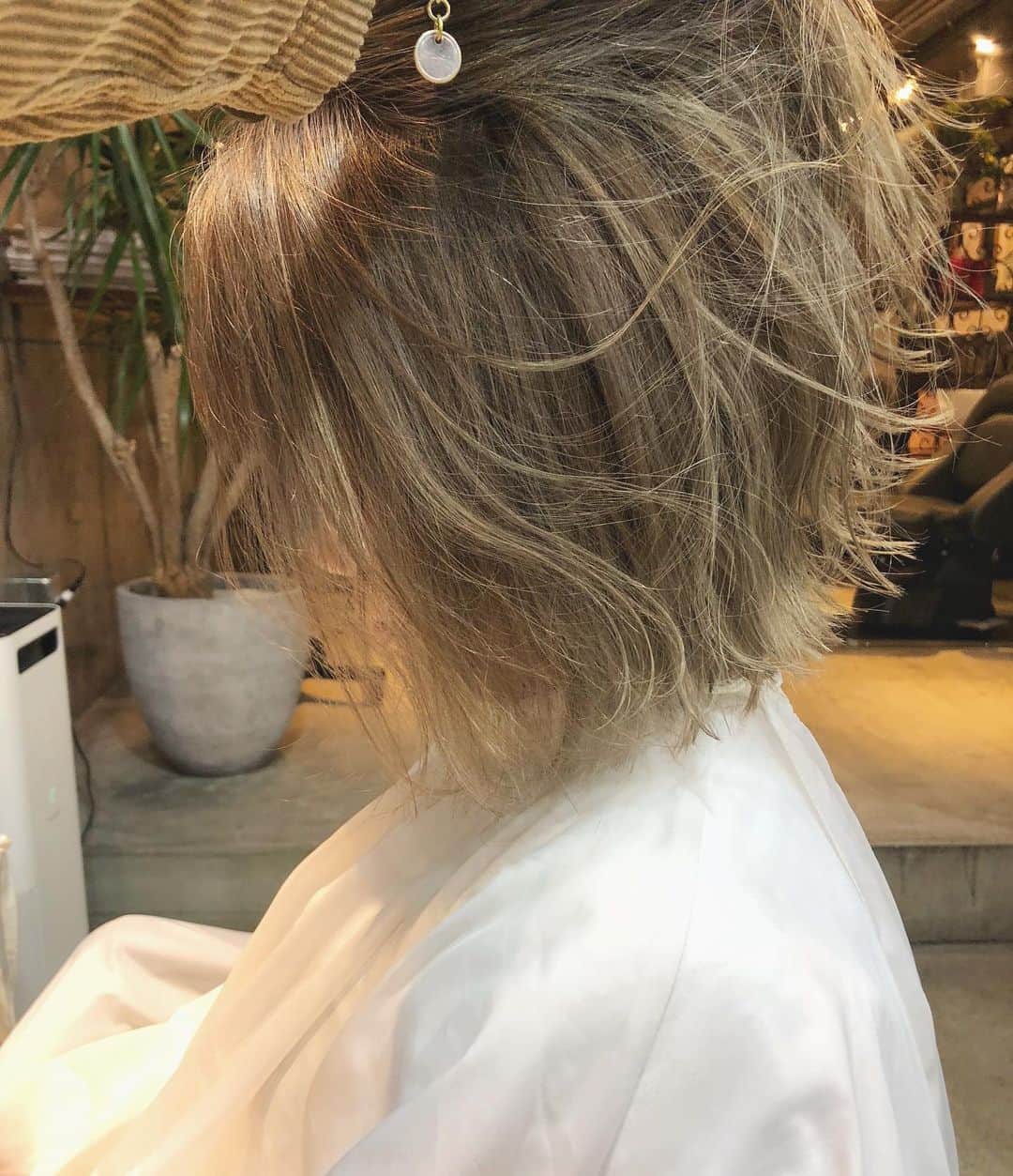 カワシリアツシのインスタグラム：「ベージュにハイライト🌿 ・ ・ ・ ・ブリーチの回数がわからない。 ・値段が気になる。 ・ダメージが心配。など なんでもご気軽にご相談ください😊 ・ ご予約やご相談はDM・LINEにて待ちしております🙆‍♂️ ・ ・ ・  #アディクシー #イルミナカラー  #外国人風カラー #ミニボブ #切りっぱなしボブ #ハイライト #外ハネ #グラデーション #外国人風 #ポートレート #美容室 #美容院 #美容学生 #撮影 #東京 #渋谷  #ショートヘア #グレージュ  #ブルージュ #ブリーチ #portrait #フィルムカメラ #hairstyle #ショートカット #haircolor #ハイトーン #데일리룩 #时尚 #แฟชั่น#デジキュア」