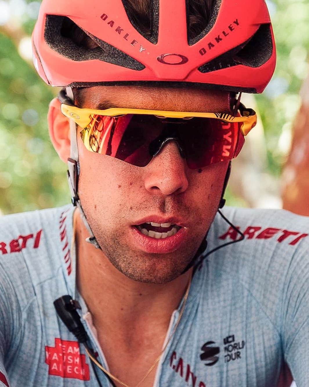 OAKLEYのインスタグラム：「See the long road ahead. #TDF2019 #OakleyPrizm #OneObsession」