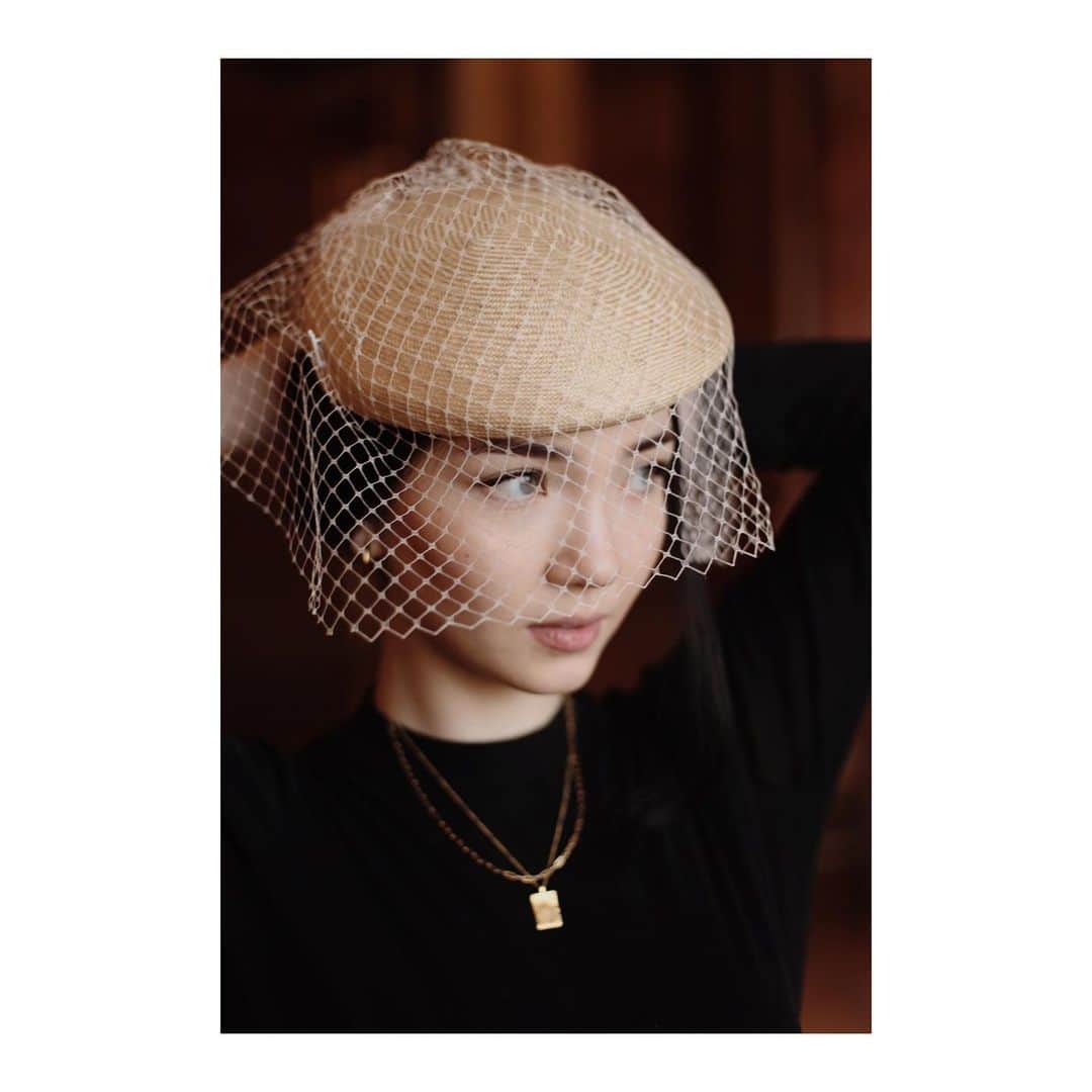 のインスタグラム：「Mühlbauer | #ssclassics ✨ Aya wears EDDA . This #fascinator is perfect for #classy #summery events - for example #weddings . #vienna #hatmaker #muhlbauer 📷 @ninakvk 💕 @aya_shalkar」