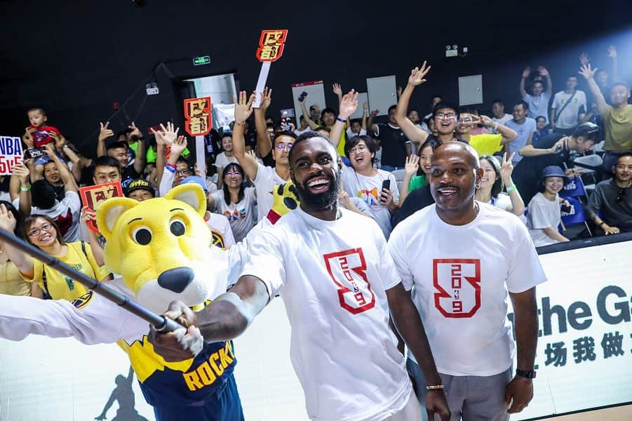 ティム・ハーダウェイ・ジュニアのインスタグラム：「Thank you Chengdu for the love and welcoming me to your beautiful city! I had a blast at this year’s #NBA5v5. The love for 🏀 out here is REAL!!! I’ll be back.」