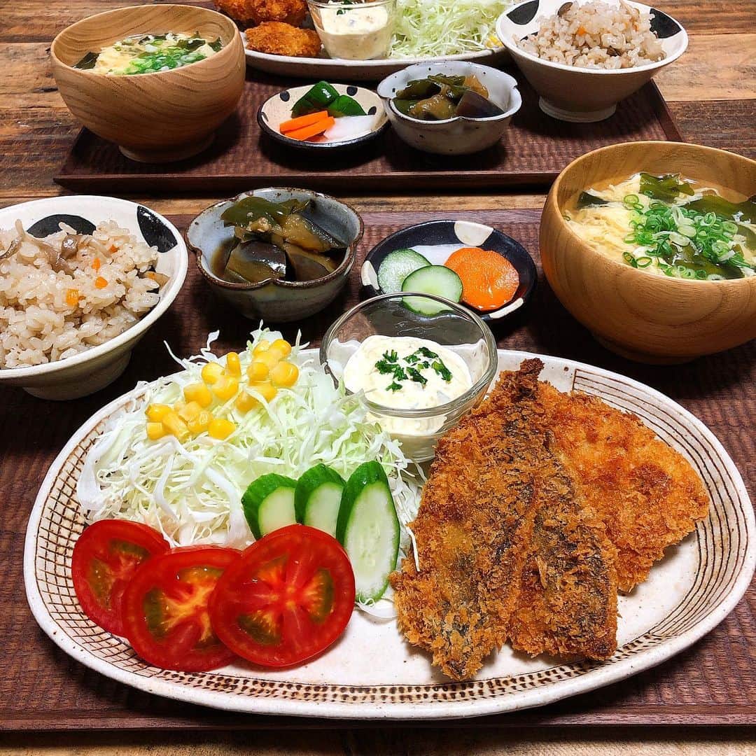 chaako ちゃあこのインスタグラム：「2019.7.18 * * 今日の晩御飯٩(๑❛ᴗ❛๑)۶ * ＊アジフライ、鶏カツ ＊生野菜 ＊茄子とピーマンの炒め煮 ＊浅漬け ＊わかめのかき玉汁 ＊炊き込みごはん * でした(๑´ڡ`๑) * 今日も夫のリクエストで、アジフライ。 でもあんまり大きくもなく、肉厚でもないアジしか売ってなかったので、鶏カツも追加で(*･∀･)ﾉ゛ * 大きくて肉厚なアジフライが食べたかったなー。 * アジフライ、鶏カツ共に、久しぶりに作ったタルタルソースで。 * なかなか使わないピクルス多めで作りました( ᵘ ᵕ ᵘ ⁎) * アジフライはタルタルソースで食べたい派です♡ * ごはんは茅乃舎の出汁パックを使って、炊き込みごはんにしました。 * 出汁パックを破ってそのまま入れて。 お酒、味醂、薄口醤油、濃口醤油、塩を適当に入れて(笑)、鶏もも肉、ごぼう、舞茸、しめじ、人参を入れて炊くだけ。 * うんまーい٩(๑♥ڡ♥๑)۶ * 茅乃舎の出汁を買うって口実で、福岡に帰ろうかな(笑) * * *」