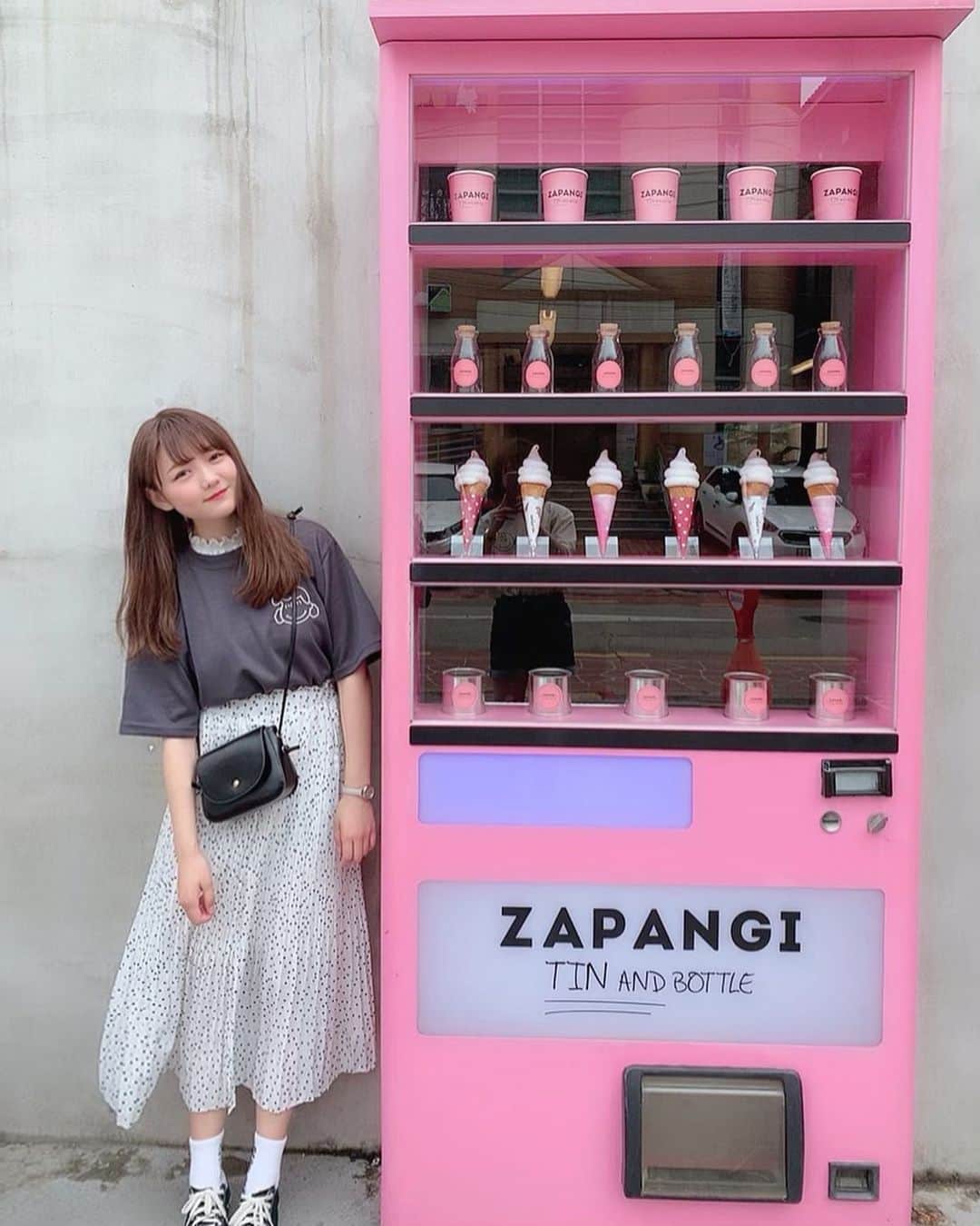 のインスタグラム：「昨日の全身コーデ韓国感ある🇰🇷？ アレルギーで目が赤い&腫れとる🤣👏🏻 ㅤ @zapangi_official  ㅤ ピンクいっぱいで可愛かった🐄💕 ㅤ そして美味しかった🍓 ㅤ エクステの質問たくさんきたけんここにも書いとくね👧🏻 ㅤ @msk_lapis にやってもらったよ ㅤ これはシールエクステ70本🌵 ㅤ みさねのインスタ見たで最安値でできるみたい🙆🏻‍♀️ ㅤ 詳しくはDMして聞いてみてね🌻 @msk_lapis  ㅤ #ホンデカフェ #韓国カフェ #韓国グルメ #韓国ファッション #韓国旅行 #韓国 #zapangi #カフェ巡り #おしゃれカフェ #カフェ #弘大カフェ #ロングスカート #tシャツコーデ #低身長コーデ #デートコーデ #韓国コーデ」