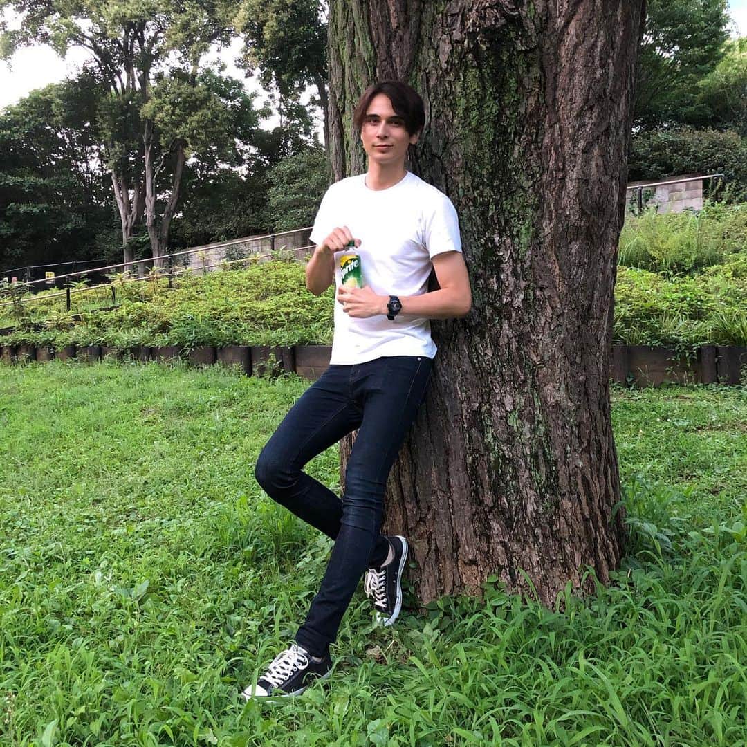 のインスタグラム：「こんにちは。雨の多い日も続きますが少しずつ夏の訪れを感じる今日この頃ですが、皆さんはどうお過ごしでしょうか？ 雨で憂鬱な日や、暑くてやる気が出ない時に冷蔵庫でキンキンに冷やされたスプライトは如何ですか？ きっと弾ける炭酸の如く気分も爽快になる事と思いますよ。 日本の夏、スプライト。 . #pr #sprite #スプライト #ポエム部」