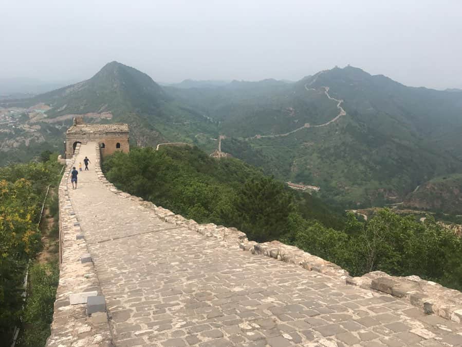 北川彩さんのインスタグラム写真 - (北川彩Instagram)「. 『北京・古北水鎮の旅』  4枚目の動画は”古北水鎮”という約400年前の 中国を再現した街から見える”万里の長城”  このロケに向けて映画「ラストエンペラー」を観たので 実際に目の当たりにしたとき、その壮大さにとても感動しました。  お仕事でこんなにも素敵な経験をさせていただいています。 感謝の気持ちでいっぱいです。 それと同時にアナウンサーとしての品格と実力も付けていかないと。」7月18日 21時21分 - aya_kitagawa_