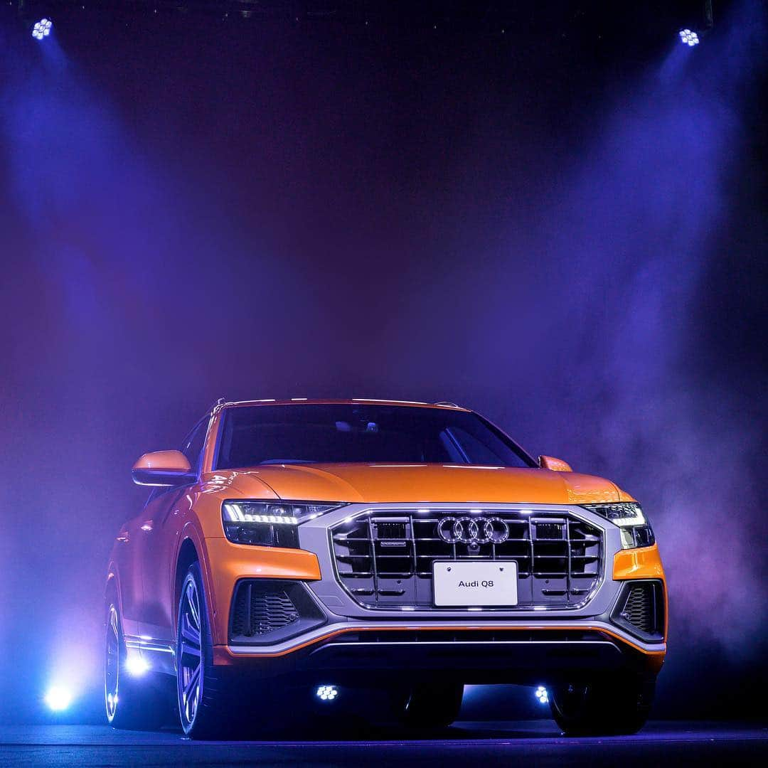 アウディ ジャパンさんのインスタグラム写真 - (アウディ ジャパンInstagram)「新たなフラッグシップ、Audi Q8が誕生。  力強い佇まいから、香り立つかのようなエレガンス。その唯一無二の存在感は、まさしく「SUVクーペ」という言葉が相応しいもの。  あらゆる道をコントロール下に置く、かつてないドライビング体験。そして先進テクノロジーと心地よさの融合した室内空間が、あなたの人生の一刻、一刻を充実したものへと変えていきます。  #AudiQ8 #あなたの美学と共鳴する #Audi #Q8 #アウディQ8 #Audijapan #アウディ 　#carwithoutlimits #carsofinstagram #Audiworld #Audigramm #carporn #audigenic」7月18日 21時21分 - audijapan