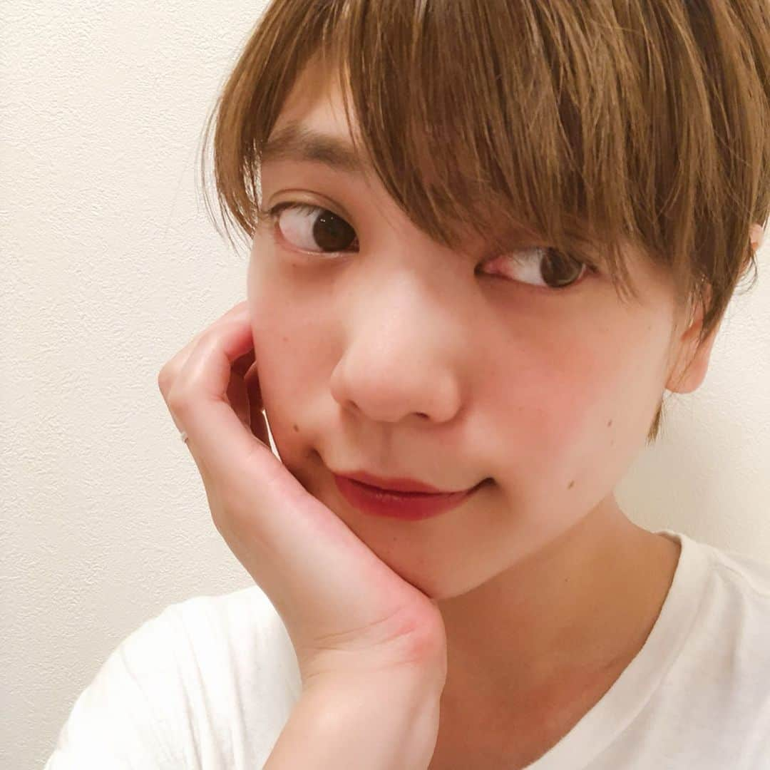 石川瑠利子さんのインスタグラム写真 - (石川瑠利子Instagram)「. . 最近よく使う @lpdgem.official のリップ💄✨ 色が絶妙😍🙏🏻しかも持ち運びしやすいサイズ！！ 最近出たジューシーオレンジ🍊もすごく気になっているよっ🙆🏻‍♀️ . . #gem #cosme #lip」7月18日 21時22分 - ruriko_ishikawa