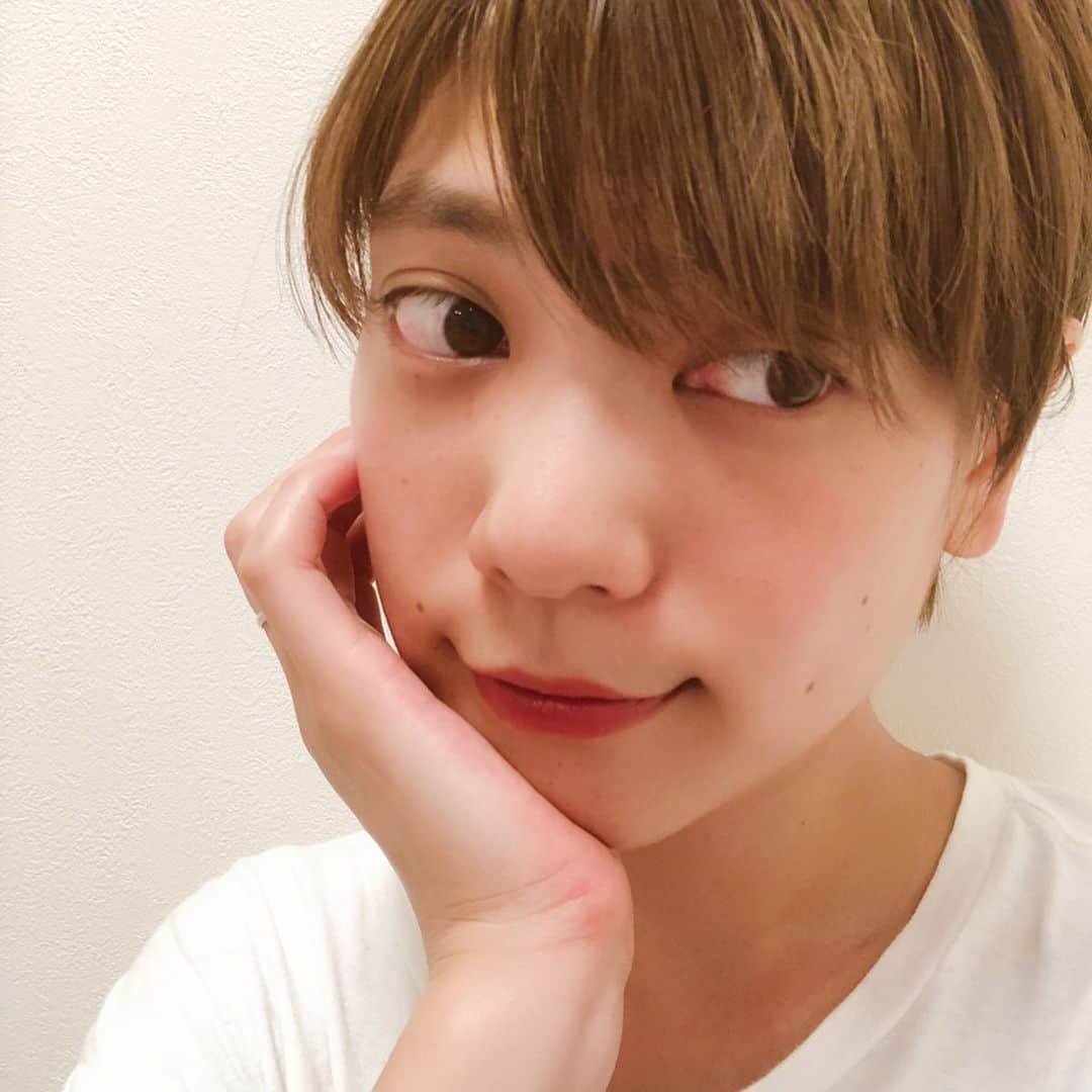 のインスタグラム：「. . 最近よく使う @lpdgem.official のリップ💄✨ 色が絶妙😍🙏🏻しかも持ち運びしやすいサイズ！！ 最近出たジューシーオレンジ🍊もすごく気になっているよっ🙆🏻‍♀️ . . #gem #cosme #lip」