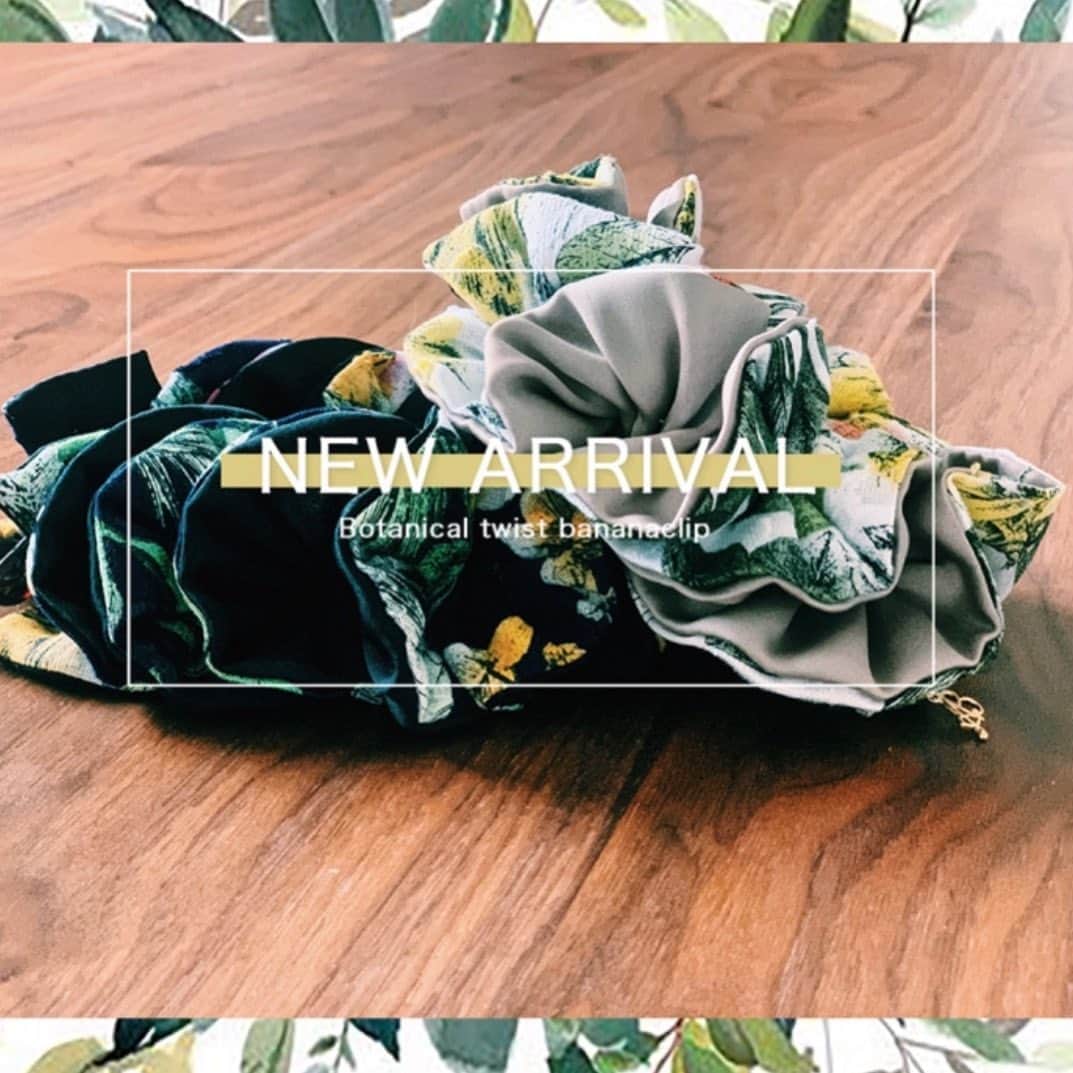 のインスタグラム：「夏のnew item😎🌴 ・ ボタニカルフラワーがポイント💕クシュッとしたシルエットが印象的な新商品✨ ・ 【ボタニカルツイストバナナクリップ】が登場‼️‼️ ・ 夏の涼やかなスタイリングにプラスオンすれば大人のリゾートスタイリングに変身✨ ・ すぐのお届けも可能なので、完売前にお見逃しなく👀💓 ・ @angebloom_official  #angebloom #アンジェブルーム #ヘアアレンジ#簡単ヘアアレンジ #バナナクリップ#プレゼント#誕生日#誕生日プレゼント#オフィススタイル#ママカジュアル#大人可愛い#パーティースタイル#結婚式コーデ#結婚式#女子会#プチプラ#hairarrange #hairaccessories #hairstyle #hairstyles #giftideas #madeinjapan#旅行#旅行コーデ」