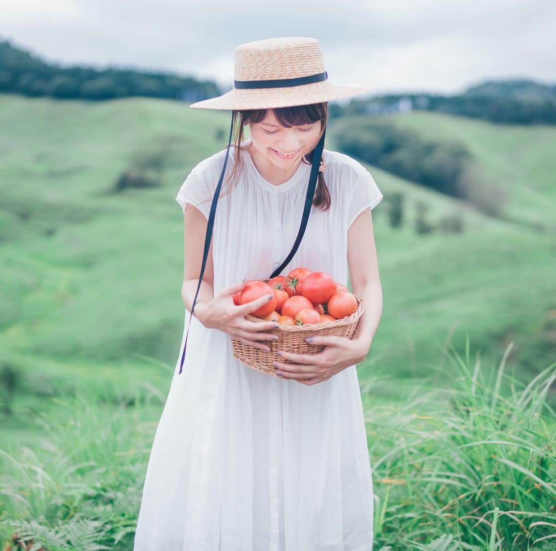 sorayuchiのインスタグラム：「tomato girl🍅 ・ 高原でこんな可愛いトマト売りの少女に出会いました(*´ω`*)」