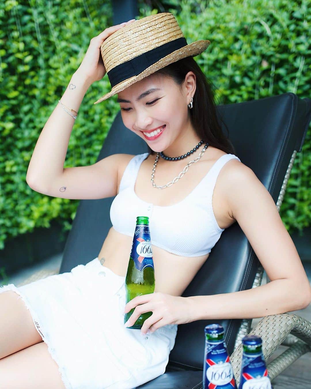 ソニアのインスタグラム：「Nothing a cold one can’t solve! 🍻 Don’t forget to add this to your weekend plans: @kronenbourg1664sg’s beer terrace pop-up at Emerald Hill street! Bring your loved ones along and savour the moment with 1664! . RSVP at k1664blanc.com (or click the link in my bio) to redeem a free pour of 1664 Blanc and limited edition 1664-infused dessert by FATCAT! 🧁  #1664Terrace #1664LagerSG #1664BlancSG」