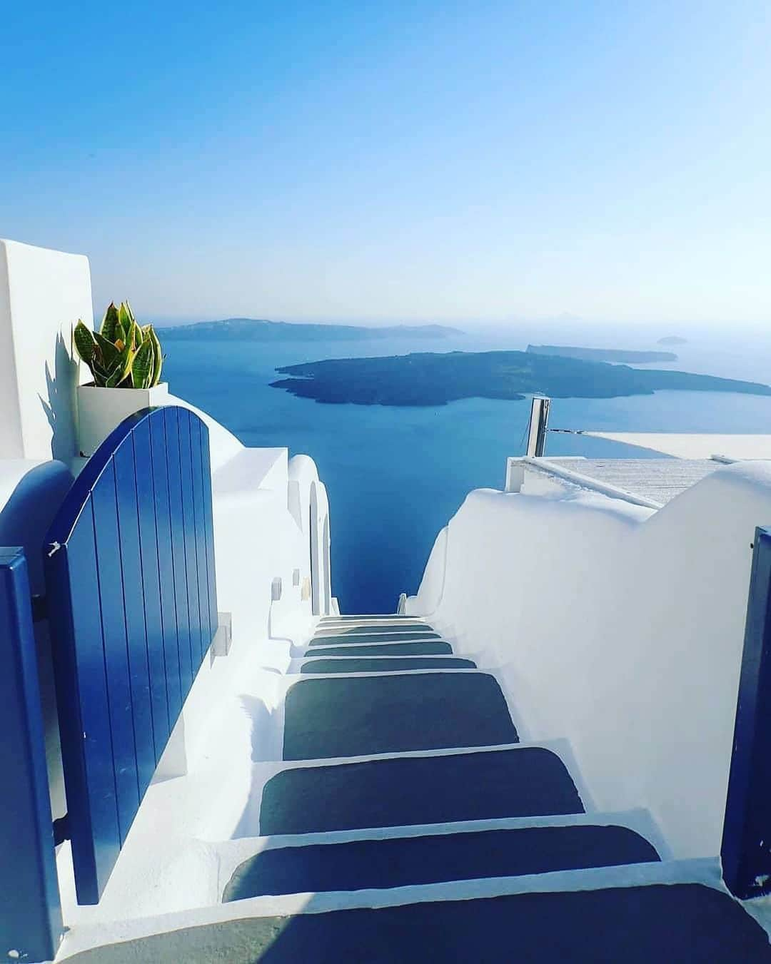 ケイラ・アイトサインズさんのインスタグラム写真 - (ケイラ・アイトサインズInstagram)「I will NEVER get sick of travelling to Greece 🇬🇷☀️. It's just SO beautiful and I always have an amazing time...but will I ever move there? NOPE. I absolutely love my home town of Adelaide, South Australia and I NEED to be close to my family. I could never even move to a different state let alone a different country hahah. I feel SO lucky every day that I have the opportunity to be able to train the #BBGCommunity, women from AROUND THE GLOBE, from right here in Adelaide. I'm so grateful especially now, so that Arna has the opportunity to grow up surrounded by her family. I honestly couldn't IMAGINE bringing her up without them. Ladies, if you could live and TRAIN anywhere in the world, where would it be 😃? ⁣ ⁣ Photo credit: @anjakalan ⁣ ⁣ www.kaylaitsines.com/app」7月18日 21時24分 - kayla_itsines