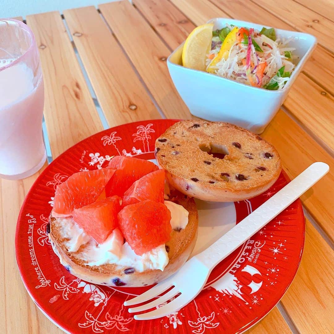 のインスタグラム：「先日、健康診断だった次の日の朝食🥣 毎回毎回、血液検査で、 一発ですんなり針が血管に入らない😭 2回は“必ず”やり直される😭 「大丈夫？！ごめんね！」 っていつも言われるww 「大丈夫です！！」って笑って見せるけど、 絶対引きつってると思う（笑） すみません💦ww 注射嫌い（笑）だから注射中は ①全神経を呼吸に集中させる それでもダメなら（笑）←修行不足ww ②自分をつねる ③お出かけ計画妄想更に注射後のご褒美を考える って頑張ってると終わる。 血が抜けた後、ちょっとクラッときたから 単純に、翌日の朝ごはんにプルーンヨーグルトドリンクを飲む単純さ、素直さ(？)w  ブルーベリーベーグルは🥯 作ってません🤣 昔は家族に 「またベーグル？！よく作るねー」 って呆れられるぐらい作ってた（笑） ぐらい！！ベーグルは簡単👍✨ でも買ってきちゃったw 今度のんびりベーグル焼こう🥯😋 美味しく作れたら、 直後に会う方におすそ分けします❤️ お皿はディズニーリゾートで😆 フォークは、 #francfranc  #健康診断  翌日 の #朝ごはん #シンプル #ベーグル #好き #クリームチーズ #kiri #bagle #creamcheese #サラダ #グレープフルーツ  #プルーンヨーグルト #鉄分  #血液検査 #健康 だけが取り柄 #ディズニー #プレート #皿  #disney #disneyland  #salad #morning #breakfast #朝ゴパン #パン #チーズ #おうちごはん #食 #食べグラム化してきた」