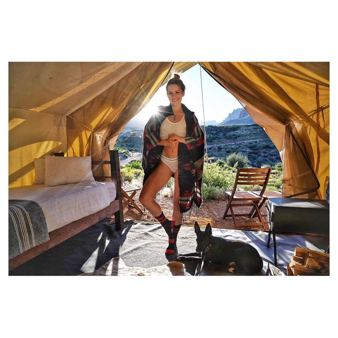 シャンテル・ヴァンサンテンさんのインスタグラム写真 - (シャンテル・ヴァンサンテンInstagram)「Glamping at its best in Zion @undercanvasofficial ... next time I want to try the one in Yellowstone! This was a much needed comfy bed and amazing meals after a few roof top tent nights! #GetOutside #ExploreMore」7月18日 21時29分 - therealshantel