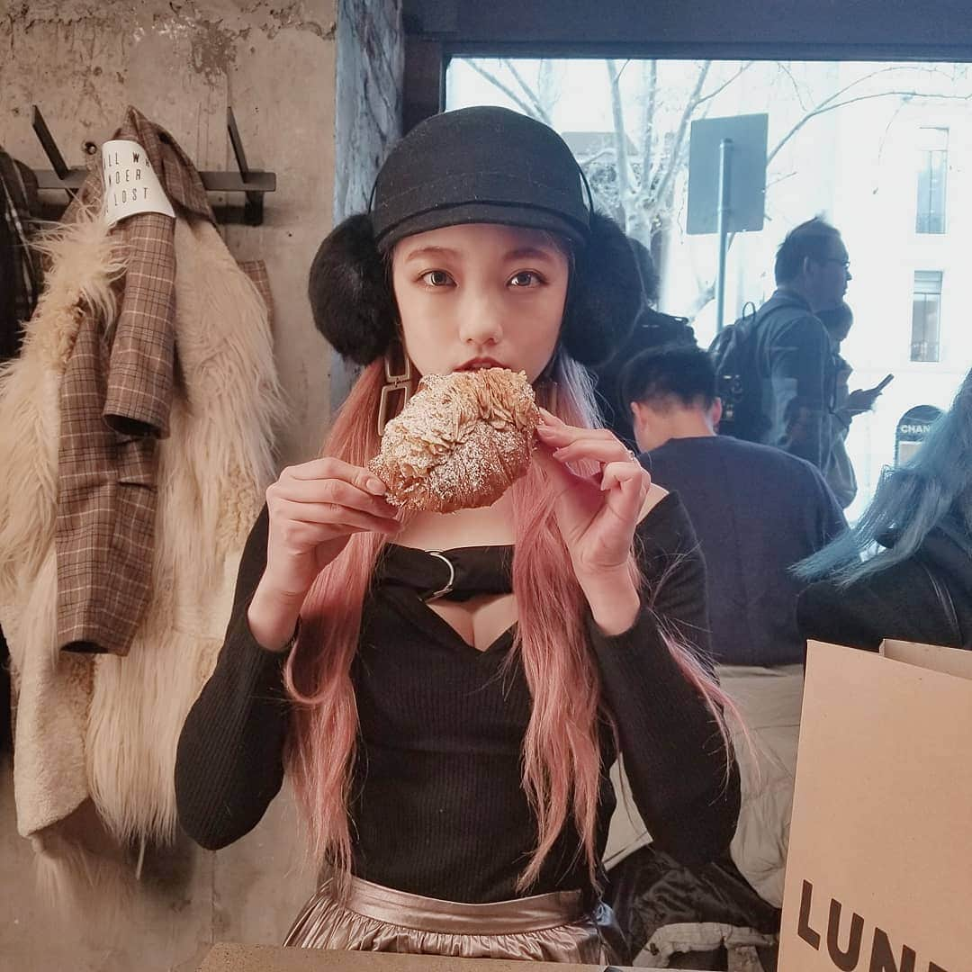 小林レイミさんのインスタグラム写真 - (小林レイミInstagram)「@lunecroissant Bomb croissant⭐️⭐️⭐️⭐️⭐️ 朝から行列のお店🥐クロワッサン本当に美味しいんだけど、コーヒーの味わからない私がめちゃくちゃ美味しいと思った🙄☕💘🔥 #lunecroissant #melbournebrunch #croissant #coffeetime #coffeebreak #morning #bakery #girlstrip #traveling #boulangerie #sweet  #スウィートインスタ #クロワッサン #コーヒーが美味しい時って電気走るんだね」7月18日 21時33分 - _reimi._____