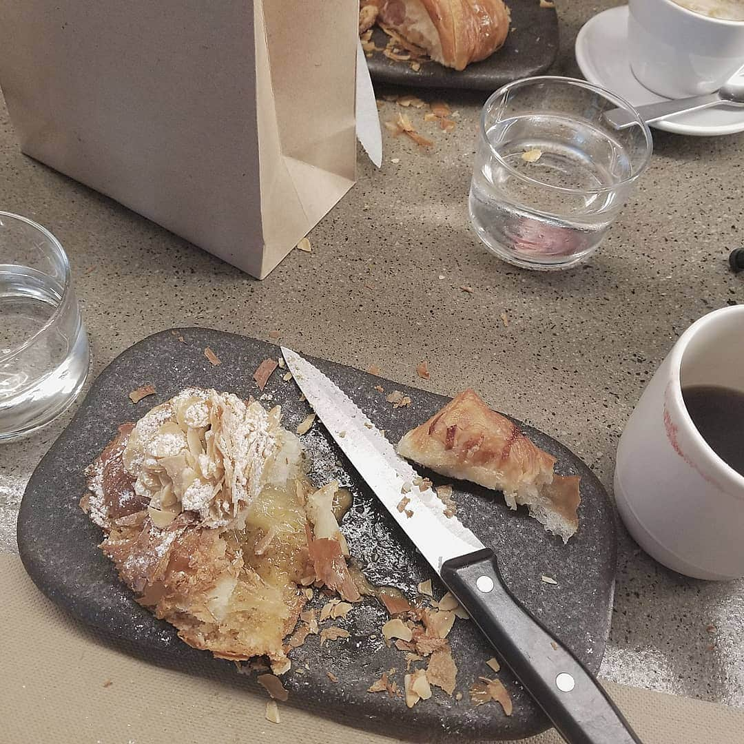 小林レイミさんのインスタグラム写真 - (小林レイミInstagram)「@lunecroissant Bomb croissant⭐️⭐️⭐️⭐️⭐️ 朝から行列のお店🥐クロワッサン本当に美味しいんだけど、コーヒーの味わからない私がめちゃくちゃ美味しいと思った🙄☕💘🔥 #lunecroissant #melbournebrunch #croissant #coffeetime #coffeebreak #morning #bakery #girlstrip #traveling #boulangerie #sweet  #スウィートインスタ #クロワッサン #コーヒーが美味しい時って電気走るんだね」7月18日 21時33分 - _reimi._____