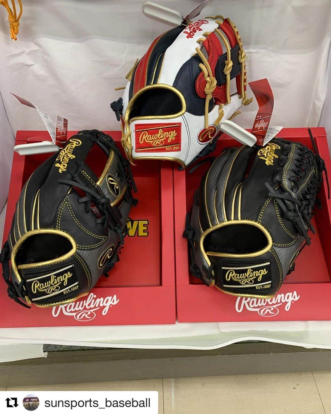 Rawlings Japanさんのインスタグラム写真 - (Rawlings JapanInstagram)「#Repost @sunsports_baseball with @get_repost ・・・ . 🌟今キテル⬆️ローリングス🌟  軟式/限定❗️カラーグラブ 👀『目立ち』ポイント ゴールドのヘリ革・ハミ出し 👀よーく見ると…  本体が｟白のカモ柄｠と ｟メタリック柄｠ 💥注目の的ですね😍  #サンスポーツ#サンスポーツ牛久#野球#baseball#硬式野球#プロ野球#社会人野球#大学野球 #高校野球 #硬式グローブ #硬式オーダー#軟式野球 #軟式グローブ #軟式オーダー #軟式グローブ #ミズノプロ#ミズノプロオーダー #波賀 #hagajapan #オーダーグローブ#オーダーグラブ #zett #ssk #ウィルソン #ザナックス #久保田スラッガー #ワールドペガサス #ローリングス @rawlings_japan_llc」7月18日 21時45分 - rawlings_japan_llc