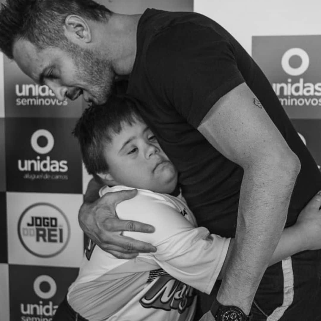アレッサンドロ・ローザ・ヴィエイラのインスタグラム：「#TBT Começando o dia com esse abraço gostoso  do meu amigão Dudu de #Guarapuava ❤️😀」
