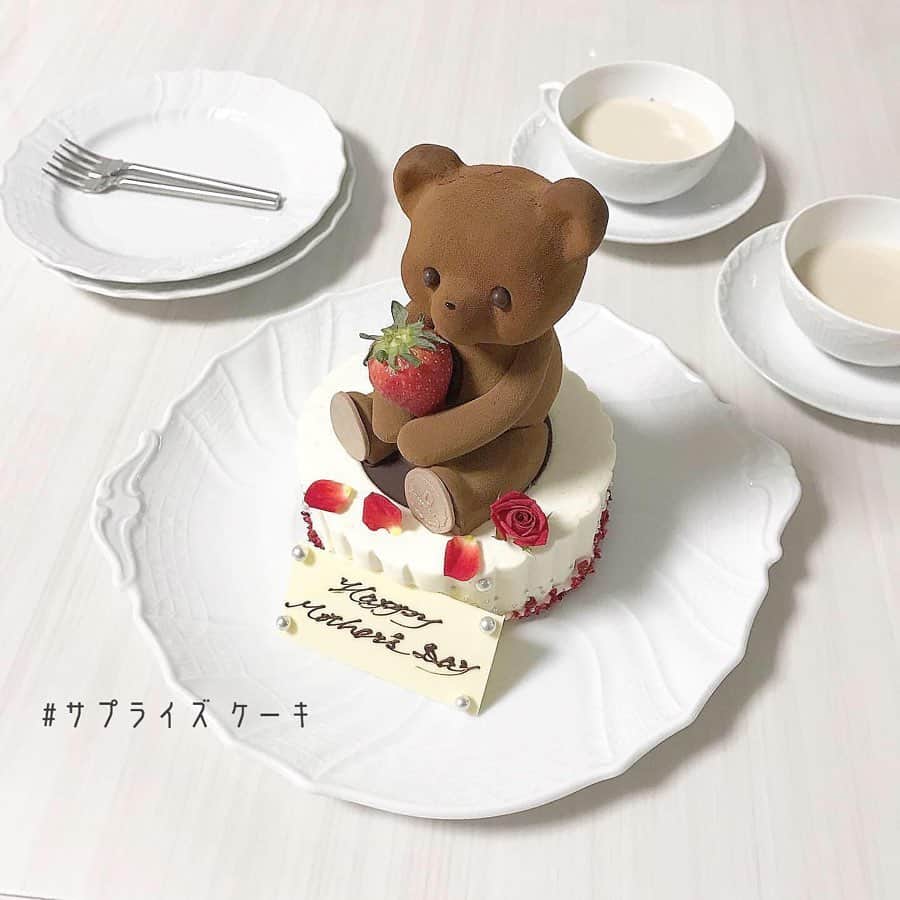 のインスタグラム：「誕生日や記念日に...あっと驚くかわいいケーキでお祝いしよう♡﻿ ﻿ くまさんがキュートな #louangetokyo のケーキがおすすめだよ🍰💕﻿ ﻿ ﻿ 🧸 @louange.tokyo  詳細はSNSをチェック！﻿ ﻿ Thank you🙏💕﻿ @__su_5xii  @ympmrn_m ﻿ ﻿ ﻿ ﻿ ﻿ ﻿ ﻿ ﻿ ﻿ #ローリエプレス #誕生日ケーキ #記念日にケーキ」