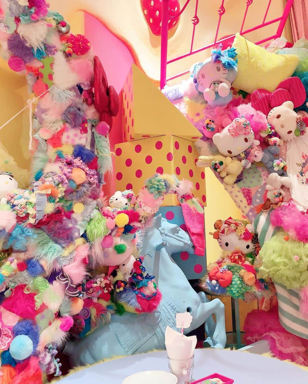 Miku Hirata 平田未来さんのインスタグラム写真 - (Miku Hirata 平田未来Instagram)「カワイイ モンスター カフェ 原宿(KAWAII MONSTER CAFE HARAJUKU)で、開催中の、 コラボレーションカフェ「原宿×KAWAII×ハローキティ」をにいってきました❤️ * 可愛すぎるし、キティ好きなら行くしかない❣️と思い、次男のお誕生日の少し前に行きました😊💝 * お店は、レストラン＆カフェなのですが アミューズメントパークのようでもあり  ドアを開けると大きなキティちゃんがいて そこからはテンションが上がりすぎてました❤️ * キティのお部屋は1番奥にあるのですが、そこに行くまでもいろいろなテーマのテーブル席だったり、ボックス席がありました😊✨ * キティのお部屋は、キティ一色💚 ハローキティに憧れる原宿ガールの部屋、がテーマらしく、その通りでした😊 * コラボメニューからは、 HELLO KITTY の原宿レインボーカレーと  原宿×KAWAII×キティのスイーツゴーランドケーキ  ハローキティのデコラティブシェイク ～アップルパイの香り～　にしました💚🍹 * 食べるのがもったいないけど、 ペロリといけたよー😋 * 結局次男はショーの大音響でも起きず、 スヤスヤ寝ていて😪💤 まろんちゃん(@m_a_r_o_n_7118 )が お誕生日近くて🎂ダブルで嬉しかったです💚 * 期間限定のカフェでグッズの販売もあります&コースターが配布されています😊❤️ 持ち帰るのを忘れてしまったので😂 また会期中に行こうかな🙄 *  2019年7月12日(金)から9月1日(日)まで✨ 📍 場所：カワイイ モンスター カフェ 原宿 住所：東京都渋谷区神宮前4-31-10 YMスクエアビル4F * #カワイイモンスターカフェ #カワイイモンスターカフェ原宿 #カワイイモンスターカフェハラジュク #kawaiimonstercafe #kawaiimonstercafeharajuku #harajukucafe  #kawaii #kittylovers #harajukupancake #パンケーキ巡り #hellokitty #hellokittylover #hellokittyroom #ハローキティ #キティちゃんカフェ #キティちゃんのお部屋 #期間限定カフェ #ハローキティコラボ #chesty #チェスティワンピース #いいね返し」7月18日 21時40分 - miku.hirata