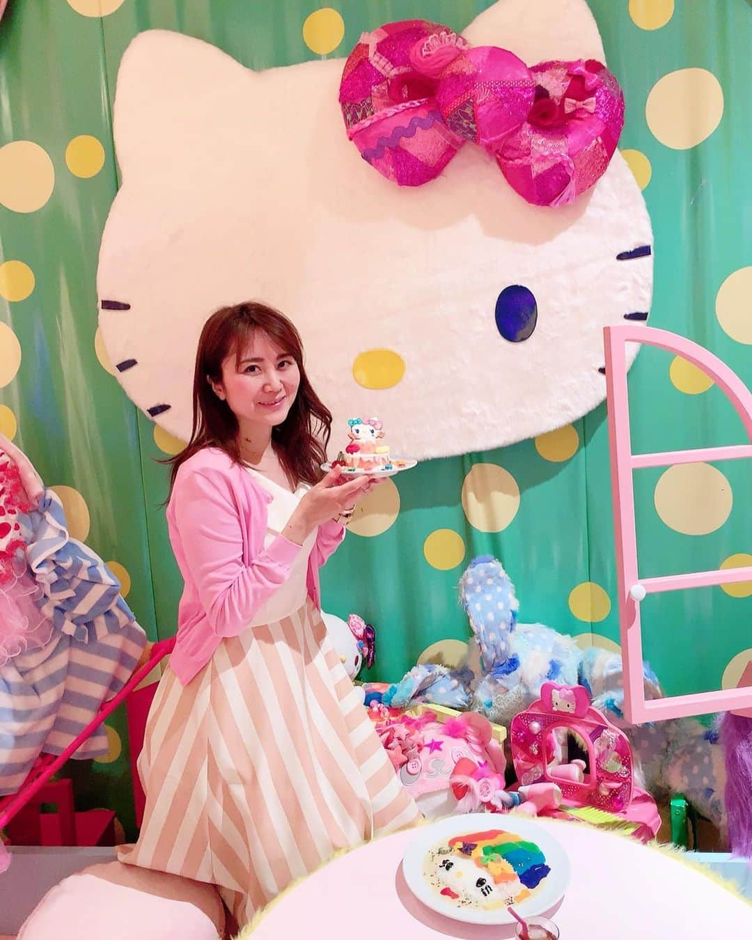 Miku Hirata 平田未来さんのインスタグラム写真 - (Miku Hirata 平田未来Instagram)「カワイイ モンスター カフェ 原宿(KAWAII MONSTER CAFE HARAJUKU)で、開催中の、 コラボレーションカフェ「原宿×KAWAII×ハローキティ」をにいってきました❤️ * 可愛すぎるし、キティ好きなら行くしかない❣️と思い、次男のお誕生日の少し前に行きました😊💝 * お店は、レストラン＆カフェなのですが アミューズメントパークのようでもあり  ドアを開けると大きなキティちゃんがいて そこからはテンションが上がりすぎてました❤️ * キティのお部屋は1番奥にあるのですが、そこに行くまでもいろいろなテーマのテーブル席だったり、ボックス席がありました😊✨ * キティのお部屋は、キティ一色💚 ハローキティに憧れる原宿ガールの部屋、がテーマらしく、その通りでした😊 * コラボメニューからは、 HELLO KITTY の原宿レインボーカレーと  原宿×KAWAII×キティのスイーツゴーランドケーキ  ハローキティのデコラティブシェイク ～アップルパイの香り～　にしました💚🍹 * 食べるのがもったいないけど、 ペロリといけたよー😋 * 結局次男はショーの大音響でも起きず、 スヤスヤ寝ていて😪💤 まろんちゃん(@m_a_r_o_n_7118 )が お誕生日近くて🎂ダブルで嬉しかったです💚 * 期間限定のカフェでグッズの販売もあります&コースターが配布されています😊❤️ 持ち帰るのを忘れてしまったので😂 また会期中に行こうかな🙄 *  2019年7月12日(金)から9月1日(日)まで✨ 📍 場所：カワイイ モンスター カフェ 原宿 住所：東京都渋谷区神宮前4-31-10 YMスクエアビル4F * #カワイイモンスターカフェ #カワイイモンスターカフェ原宿 #カワイイモンスターカフェハラジュク #kawaiimonstercafe #kawaiimonstercafeharajuku #harajukucafe  #kawaii #kittylovers #harajukupancake #パンケーキ巡り #hellokitty #hellokittylover #hellokittyroom #ハローキティ #キティちゃんカフェ #キティちゃんのお部屋 #期間限定カフェ #ハローキティコラボ #chesty #チェスティワンピース #いいね返し」7月18日 21時40分 - miku.hirata