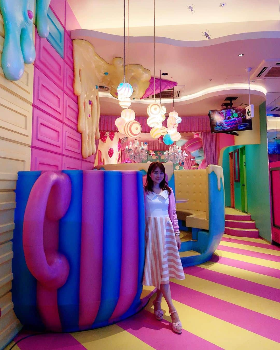 Miku Hirata 平田未来さんのインスタグラム写真 - (Miku Hirata 平田未来Instagram)「カワイイ モンスター カフェ 原宿(KAWAII MONSTER CAFE HARAJUKU)で、開催中の、 コラボレーションカフェ「原宿×KAWAII×ハローキティ」をにいってきました❤️ * 可愛すぎるし、キティ好きなら行くしかない❣️と思い、次男のお誕生日の少し前に行きました😊💝 * お店は、レストラン＆カフェなのですが アミューズメントパークのようでもあり  ドアを開けると大きなキティちゃんがいて そこからはテンションが上がりすぎてました❤️ * キティのお部屋は1番奥にあるのですが、そこに行くまでもいろいろなテーマのテーブル席だったり、ボックス席がありました😊✨ * キティのお部屋は、キティ一色💚 ハローキティに憧れる原宿ガールの部屋、がテーマらしく、その通りでした😊 * コラボメニューからは、 HELLO KITTY の原宿レインボーカレーと  原宿×KAWAII×キティのスイーツゴーランドケーキ  ハローキティのデコラティブシェイク ～アップルパイの香り～　にしました💚🍹 * 食べるのがもったいないけど、 ペロリといけたよー😋 * 結局次男はショーの大音響でも起きず、 スヤスヤ寝ていて😪💤 まろんちゃん(@m_a_r_o_n_7118 )が お誕生日近くて🎂ダブルで嬉しかったです💚 * 期間限定のカフェでグッズの販売もあります&コースターが配布されています😊❤️ 持ち帰るのを忘れてしまったので😂 また会期中に行こうかな🙄 *  2019年7月12日(金)から9月1日(日)まで✨ 📍 場所：カワイイ モンスター カフェ 原宿 住所：東京都渋谷区神宮前4-31-10 YMスクエアビル4F * #カワイイモンスターカフェ #カワイイモンスターカフェ原宿 #カワイイモンスターカフェハラジュク #kawaiimonstercafe #kawaiimonstercafeharajuku #harajukucafe  #kawaii #kittylovers #harajukupancake #パンケーキ巡り #hellokitty #hellokittylover #hellokittyroom #ハローキティ #キティちゃんカフェ #キティちゃんのお部屋 #期間限定カフェ #ハローキティコラボ #chesty #チェスティワンピース #いいね返し」7月18日 21時40分 - miku.hirata