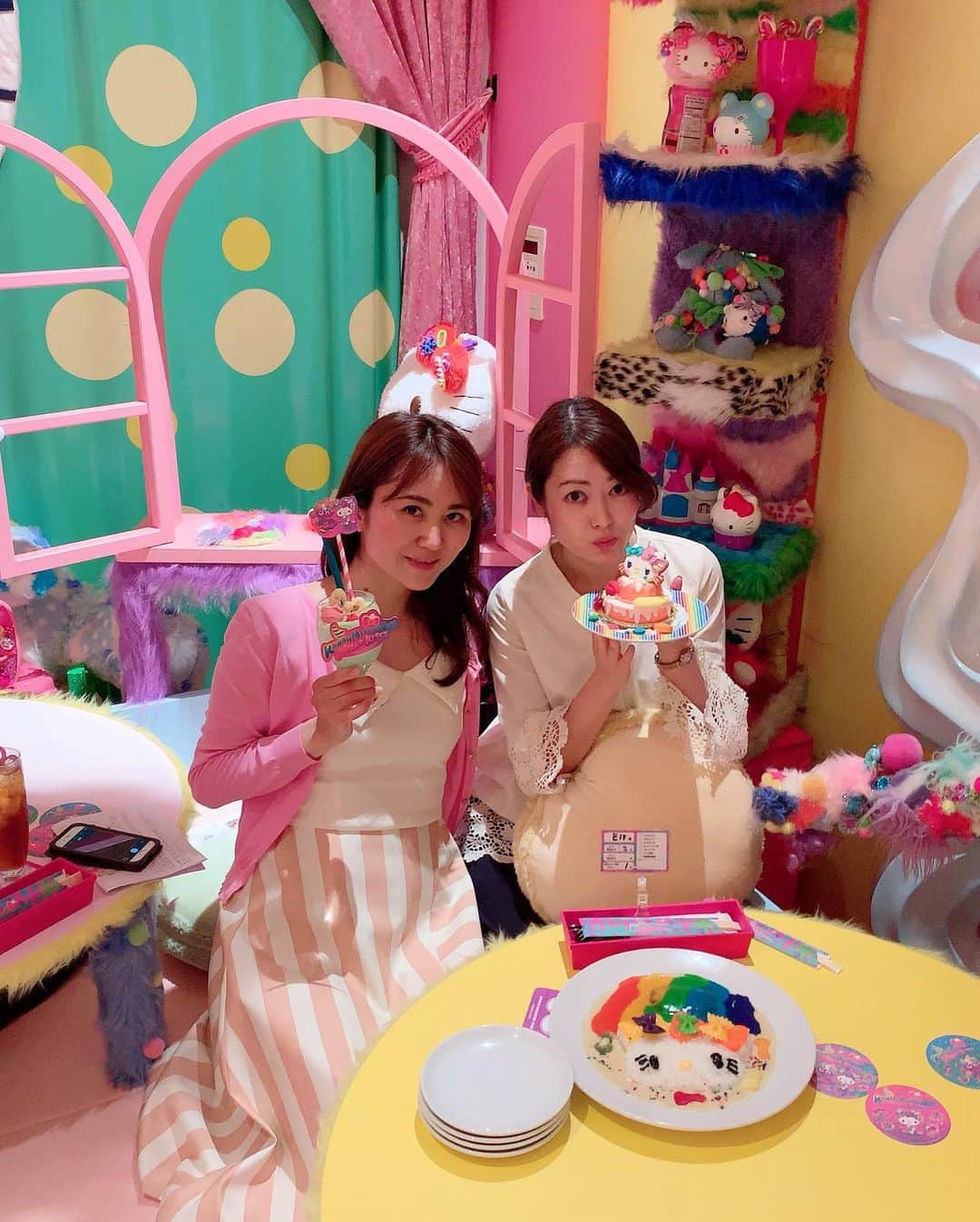 Miku Hirata 平田未来さんのインスタグラム写真 - (Miku Hirata 平田未来Instagram)「カワイイ モンスター カフェ 原宿(KAWAII MONSTER CAFE HARAJUKU)で、開催中の、 コラボレーションカフェ「原宿×KAWAII×ハローキティ」をにいってきました❤️ * 可愛すぎるし、キティ好きなら行くしかない❣️と思い、次男のお誕生日の少し前に行きました😊💝 * お店は、レストラン＆カフェなのですが アミューズメントパークのようでもあり  ドアを開けると大きなキティちゃんがいて そこからはテンションが上がりすぎてました❤️ * キティのお部屋は1番奥にあるのですが、そこに行くまでもいろいろなテーマのテーブル席だったり、ボックス席がありました😊✨ * キティのお部屋は、キティ一色💚 ハローキティに憧れる原宿ガールの部屋、がテーマらしく、その通りでした😊 * コラボメニューからは、 HELLO KITTY の原宿レインボーカレーと  原宿×KAWAII×キティのスイーツゴーランドケーキ  ハローキティのデコラティブシェイク ～アップルパイの香り～　にしました💚🍹 * 食べるのがもったいないけど、 ペロリといけたよー😋 * 結局次男はショーの大音響でも起きず、 スヤスヤ寝ていて😪💤 まろんちゃん(@m_a_r_o_n_7118 )が お誕生日近くて🎂ダブルで嬉しかったです💚 * 期間限定のカフェでグッズの販売もあります&コースターが配布されています😊❤️ 持ち帰るのを忘れてしまったので😂 また会期中に行こうかな🙄 *  2019年7月12日(金)から9月1日(日)まで✨ 📍 場所：カワイイ モンスター カフェ 原宿 住所：東京都渋谷区神宮前4-31-10 YMスクエアビル4F * #カワイイモンスターカフェ #カワイイモンスターカフェ原宿 #カワイイモンスターカフェハラジュク #kawaiimonstercafe #kawaiimonstercafeharajuku #harajukucafe  #kawaii #kittylovers #harajukupancake #パンケーキ巡り #hellokitty #hellokittylover #hellokittyroom #ハローキティ #キティちゃんカフェ #キティちゃんのお部屋 #期間限定カフェ #ハローキティコラボ #chesty #チェスティワンピース #いいね返し」7月18日 21時40分 - miku.hirata