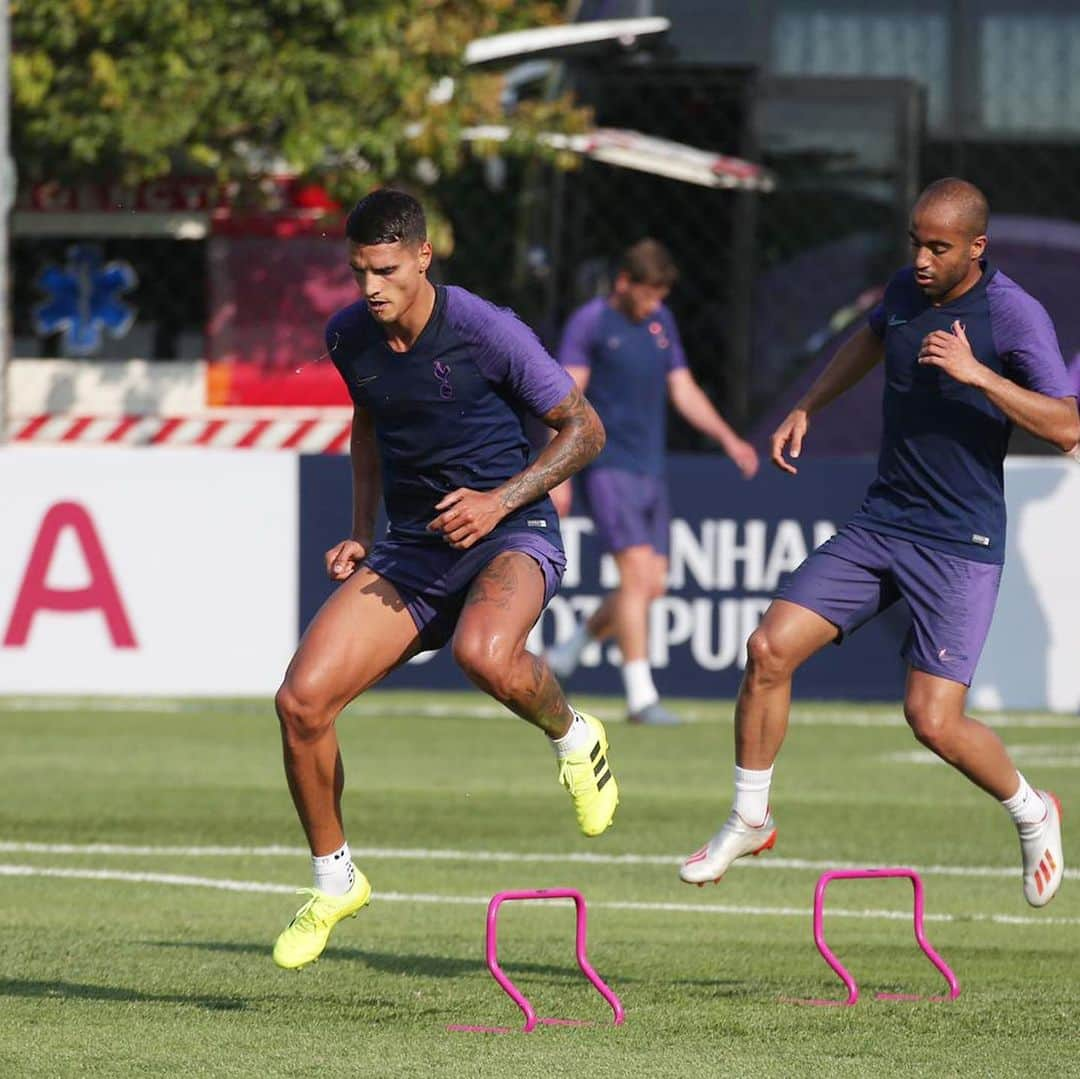 エリク・ラメラさんのインスタグラム写真 - (エリク・ラメラInstagram)「Lo que cuesta hoy sirve para mañana ... positivos siempre hermanoooo🤜🤛 @lucasmoura7  Con 🤤 iba 🤣😆🙈 #preseason」7月18日 21時41分 - eriklamela