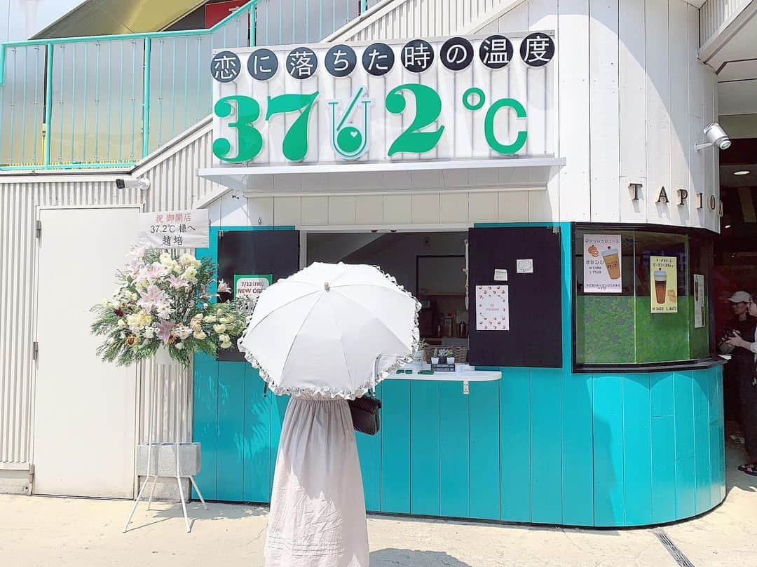 上野遥さんのインスタグラム写真 - (上野遥Instagram)「37.2℃🌡 チャチャタウン小倉に新しくできた タピオカ屋さんに行きました！ めっちゃ暑かったけど待ってる時、 日陰なのありがたかったなあ〜  ちなみにこのバッグは 指原さんからのお下がり❤︎ 倍率高いあみだくじでゲットした❤︎ 今後の運不安❤︎ ・ #372kokura #恋に落ちた時の温度  #お店の名前言う時どうするんだろうね  #でも可愛くて好き  #タピオカ #ankrouge #チャチャタウン #北九州カフェ」7月18日 21時43分 - harutan.pink