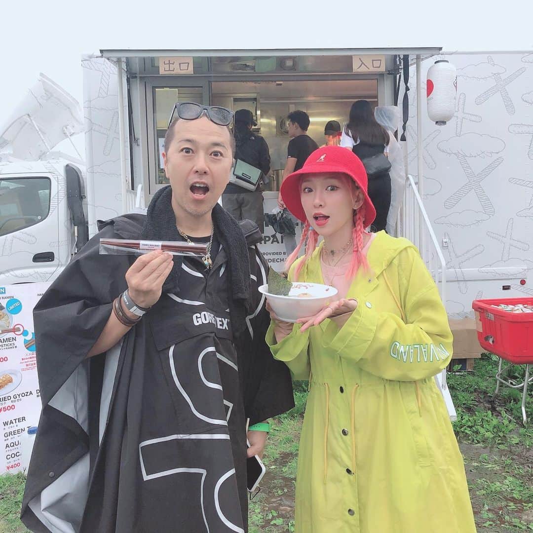 Eva Cheung☆さんのインスタグラム写真 - (Eva Cheung☆Instagram)「KAWS Holiday Japan ~超！大！雨！ 第一次到富士山➕帶了二童➕露營初體驗➕橫風橫雨...... 人在野 天與地的感覺 😂  也是另一種體驗 🙈 🇯🇵🗻⛺️ @kaws @i_am_kiko  @amixxamiaya @ayaxxamiaya @joe_tokyodandy @arr.allrightsreserved @herschelsupply  #mtfuji #kawsholiday #kaws」7月18日 21時44分 - eva_pinkland