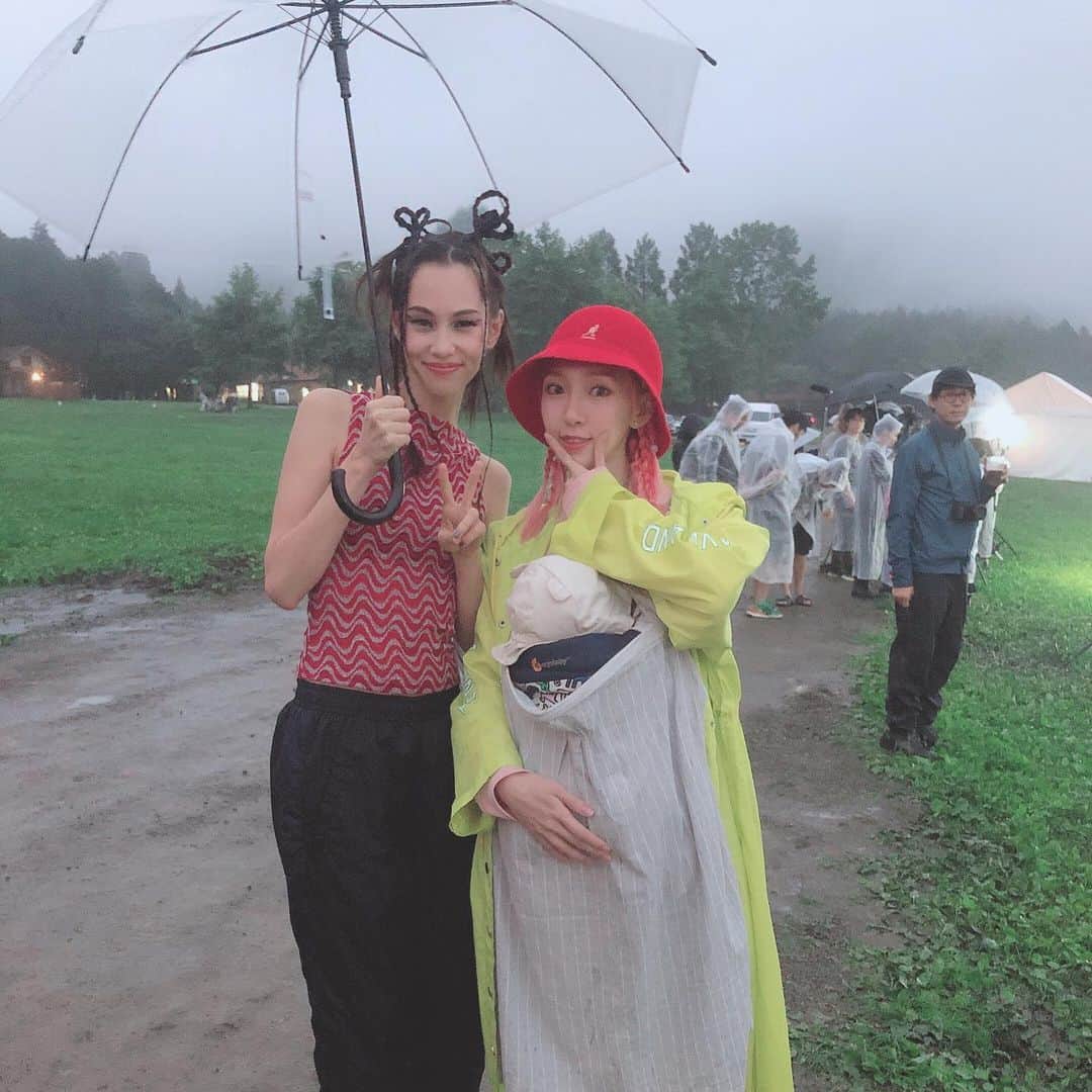 Eva Cheung☆さんのインスタグラム写真 - (Eva Cheung☆Instagram)「KAWS Holiday Japan ~超！大！雨！ 第一次到富士山➕帶了二童➕露營初體驗➕橫風橫雨...... 人在野 天與地的感覺 😂  也是另一種體驗 🙈 🇯🇵🗻⛺️ @kaws @i_am_kiko  @amixxamiaya @ayaxxamiaya @joe_tokyodandy @arr.allrightsreserved @herschelsupply  #mtfuji #kawsholiday #kaws」7月18日 21時44分 - eva_pinkland