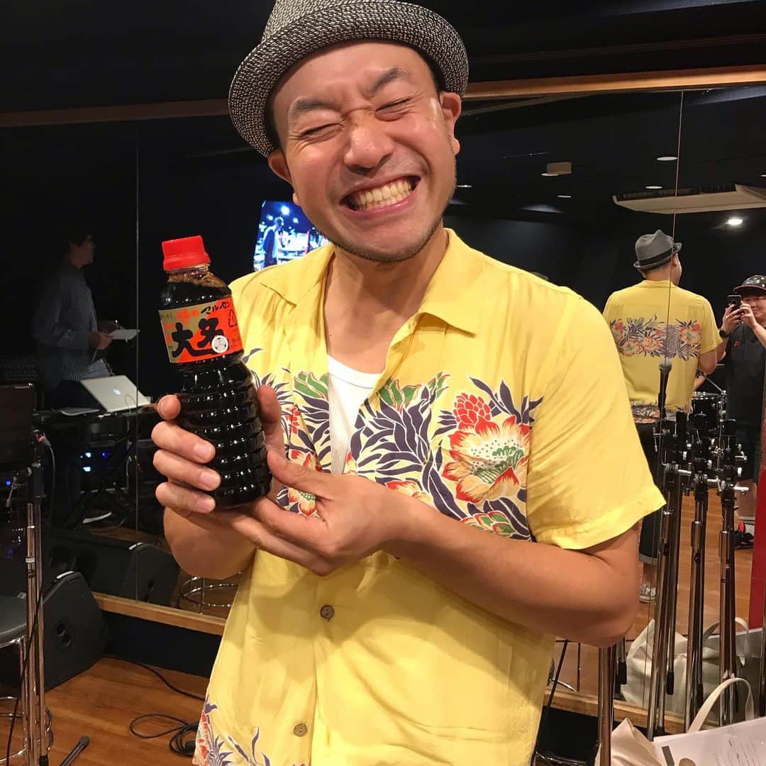 堀内貴司さんのインスタグラム写真 - (堀内貴司Instagram)「7/27渋谷duoで開催される 椿鬼奴20周年記念リサイタルのリハーサルで久しぶりに元芸人のマサと遭遇。彼からは幾度となく醤油を購入してきました。久しぶりに会ったのに今回もちゃんと持ってきてくれたので購入しました。大名醤油！ これ本当に何にかけても美味いんです！おすすめ！ #元芸人 #マサ #マルセン大名醤油 #だし醤油 #堀内馬鹿祭」7月18日 21時46分 - slamhoriuchi