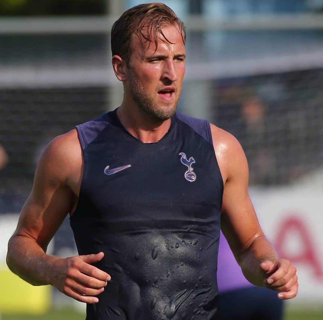 ハリー・ケインのインスタグラム：「Give the photographer a raise 😂🇸🇬😰⚽ #COYS」