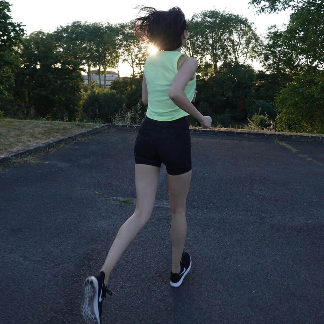 チャン・ユンジュのインスタグラム：「여행 중엔 런닝이 최고 🏃🏻‍♀️❣️ _ #그래도할건해야지  #곧촬영도있고」