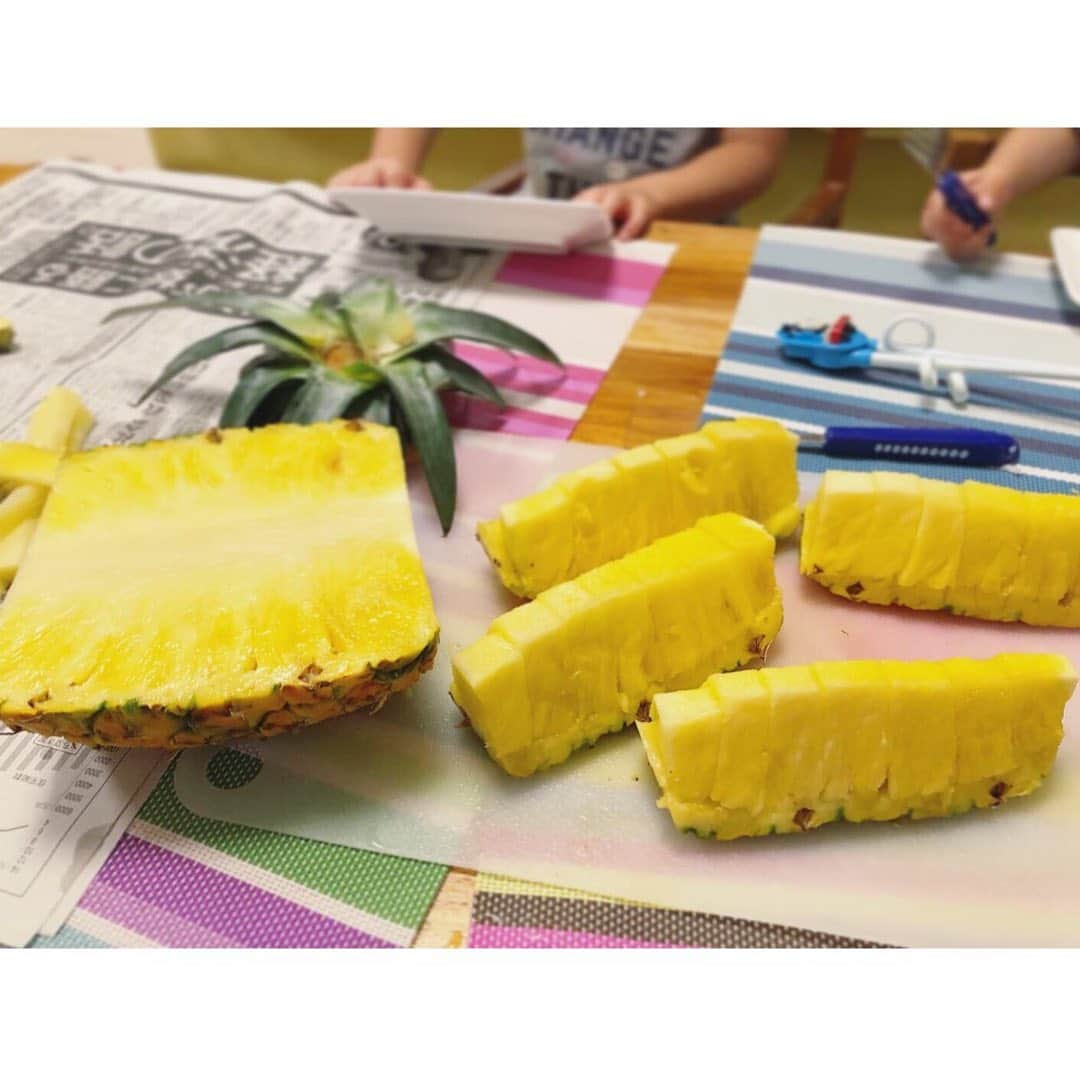 三倉佳奈さんのインスタグラム写真 - (三倉佳奈Instagram)「ゴールデンパイン🍍 まるごとをカットするの楽しい。笑 甘いーー！  #pineapple  #子供たちチクチクを確認🙌🏻 #夏の味 ☺︎」7月18日 21時47分 - kana_mikura0223