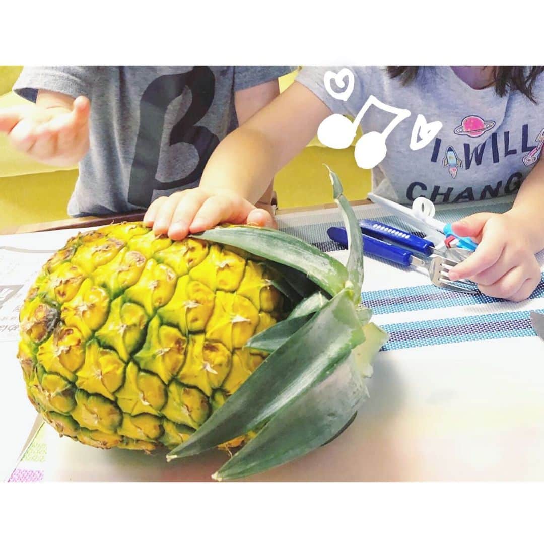 三倉佳奈さんのインスタグラム写真 - (三倉佳奈Instagram)「ゴールデンパイン🍍 まるごとをカットするの楽しい。笑 甘いーー！  #pineapple  #子供たちチクチクを確認🙌🏻 #夏の味 ☺︎」7月18日 21時47分 - kana_mikura0223