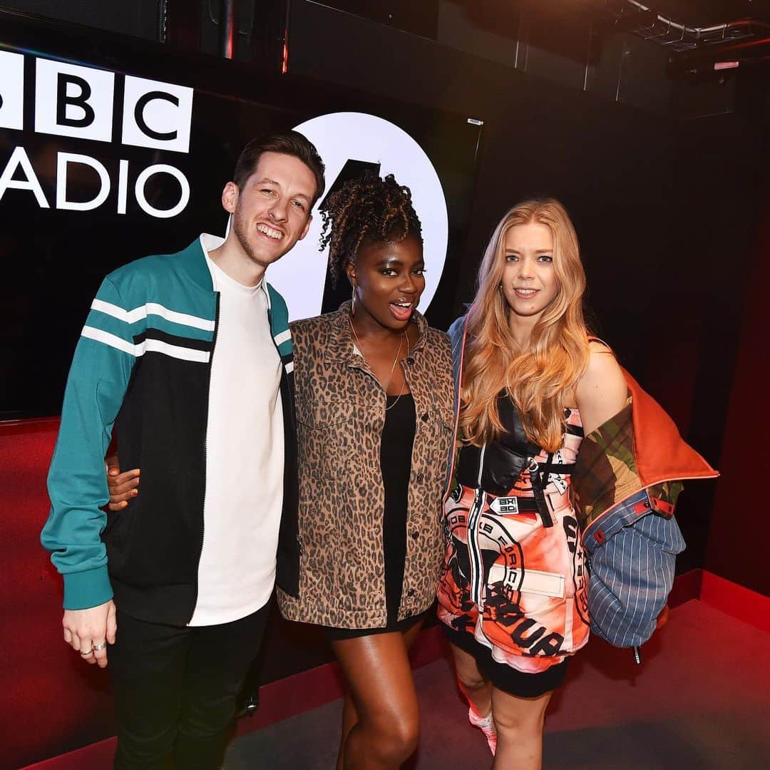BBC Radioさんのインスタグラム写真 - (BBC RadioInstagram)「They came, they saw, they mashed up ‘Old Town Road’ with Genuwine’s ‘Pony’ 🤯  @sigalamusic and @beckyhill’s Live Lounge was everything we could have wanted and more!」7月18日 21時48分 - bbcradio1