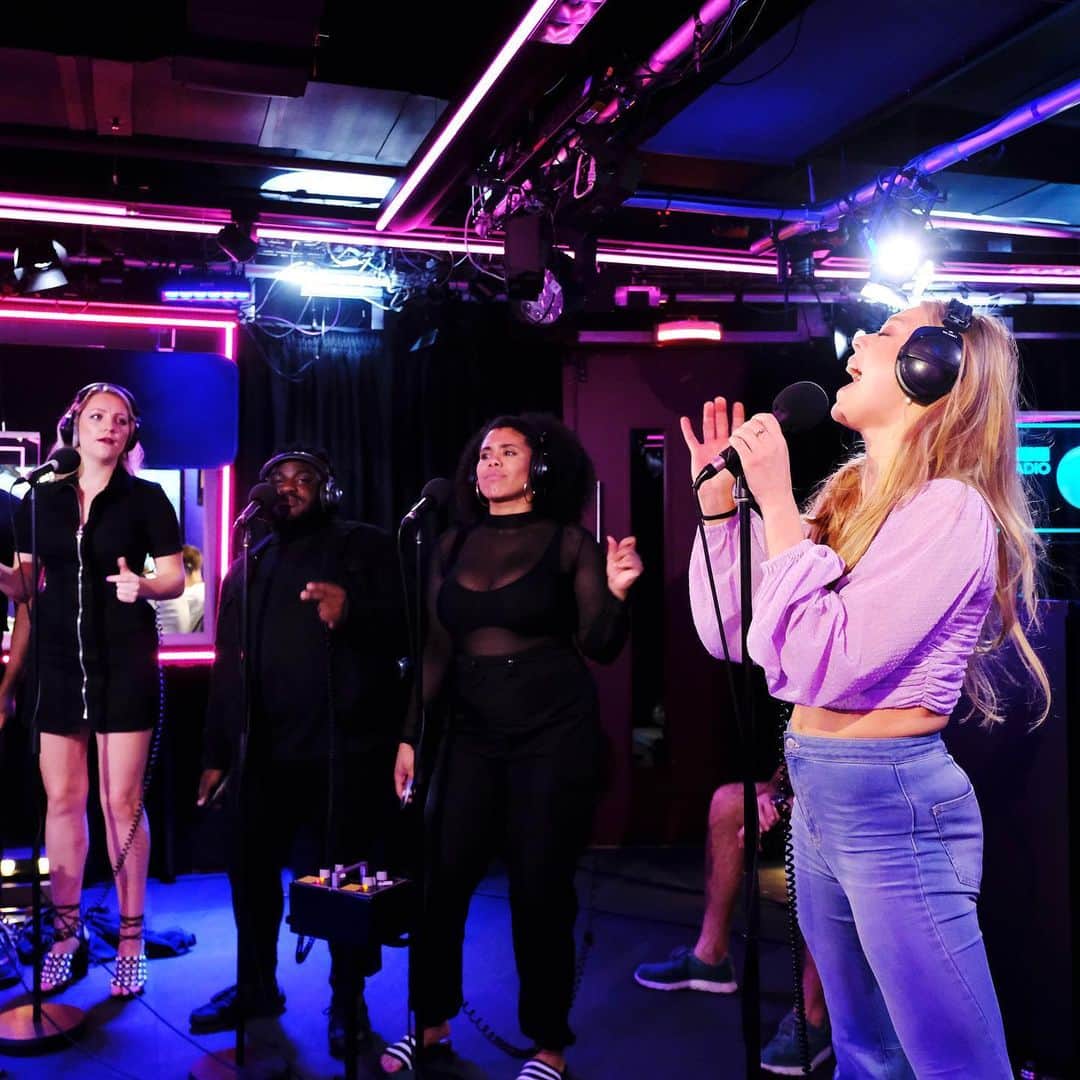 BBC Radioさんのインスタグラム写真 - (BBC RadioInstagram)「They came, they saw, they mashed up ‘Old Town Road’ with Genuwine’s ‘Pony’ 🤯  @sigalamusic and @beckyhill’s Live Lounge was everything we could have wanted and more!」7月18日 21時48分 - bbcradio1