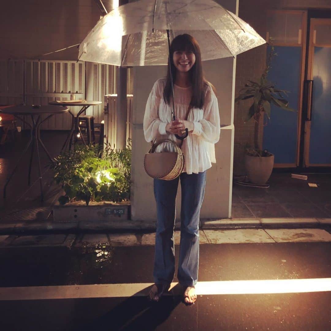 加納奈々美のインスタグラム：「雨あんまり好きじゃないけど、この写真すごい楽しそう...☂️笑笑  #私服 #11am_korea #oshimarei #waiwairio」