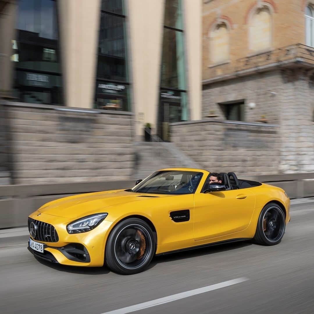 Mercedes AMGさんのインスタグラム写真 - (Mercedes AMGInstagram)「[Fuel consumption combined: 11.5 l/100km | CO2 emissions combined: 262 g/km]  At first glance, the sporty profile of the Mercedes-AMG GT S Roadster tells you that this vehicle is made for true Driving Performance.  #MercedesAMG #AMG #GTS #GTFamily #DrivingPerformance #Power #Passion #Mercedes #AMG🔥 #Luxury #CarsofInstagram #InstaCar #Lifestyle」7月18日 21時50分 - mercedesamg