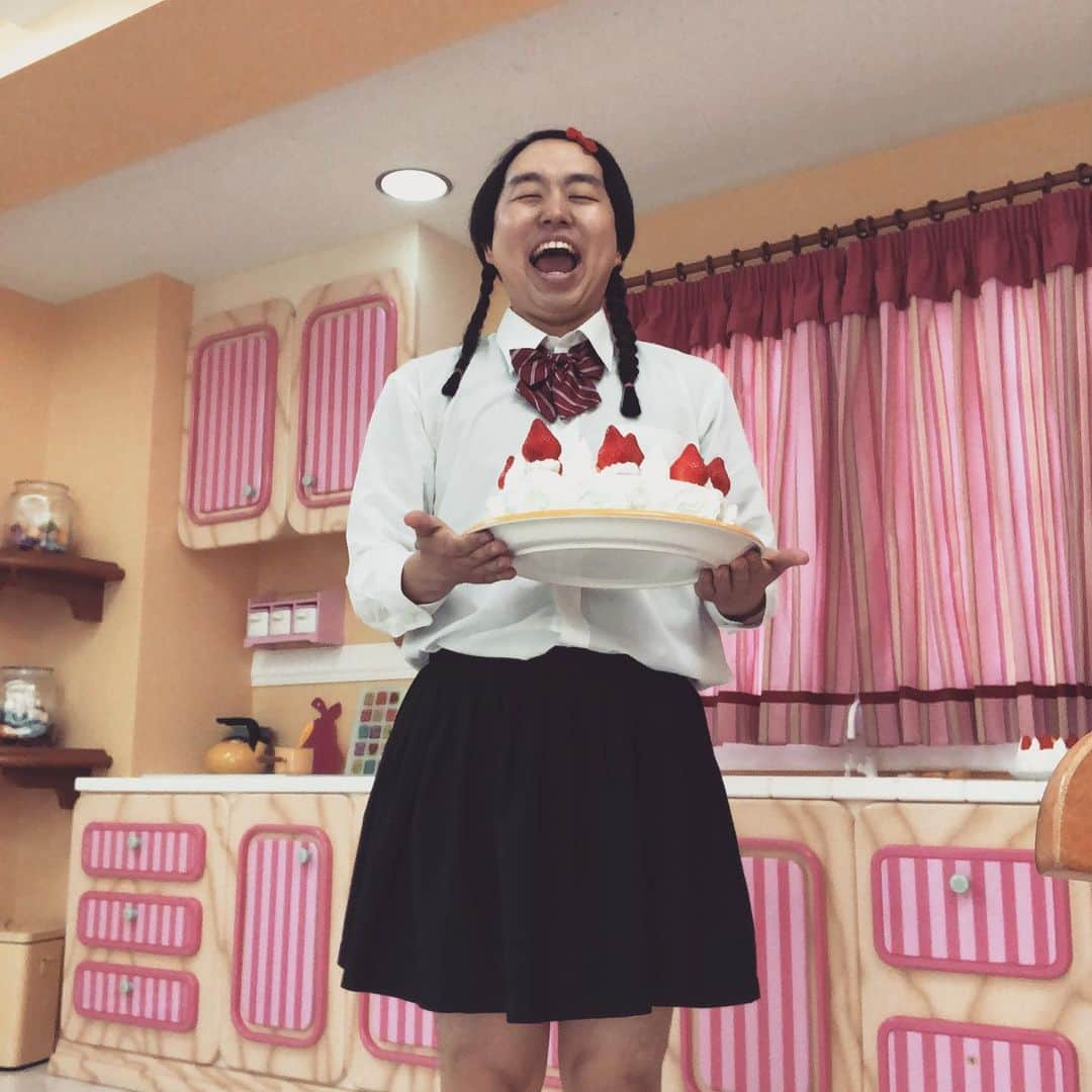 かみちぃさんのインスタグラム写真 - (かみちぃInstagram)「如月マロンの新曲🎵 🍰イチゴのショートケーキ🍰  MVが完成しました〜‼️ パチパチ〜👏 明日❗️ 7月19日❗️ 18時🕕 YouTubeで公開しまーす🍓  たくさん見てくれないとみんな嫌いになっちゃうからね❣️ なんてね❗️べーーーーーだ😝‼️‼️ #如月マロン #イチゴのショートケーキMV #私が1番かわいいもんべーだ #ジェラードン」7月18日 21時50分 - kamichii_gerrardon